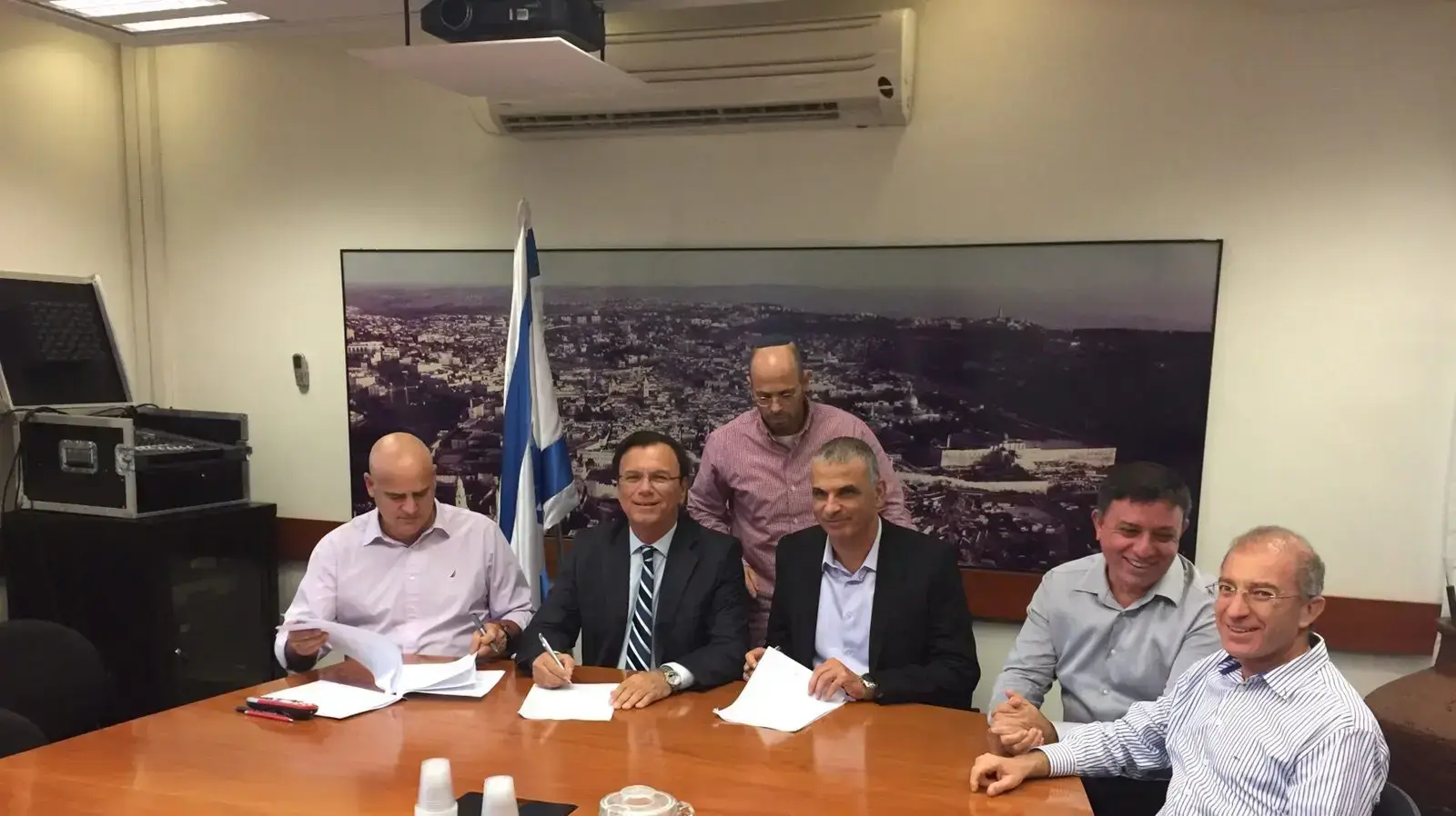 מאיר שפיגלר מנכ"ל קק"ל ומשה כחלון שר האוצר מאיר שפיגלר מנכ"ל קק"ל ומשה כחלון שר האוצר