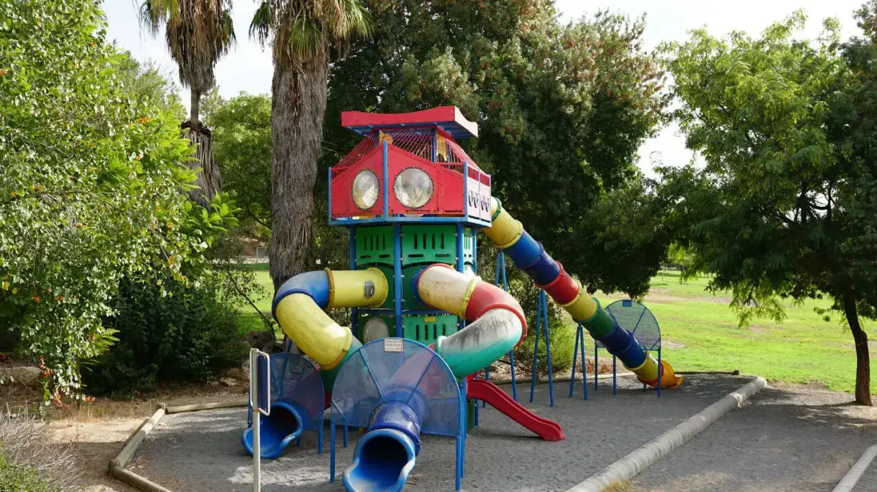 זירה בכרמיאל מגלשה ממנה נפל נער בן 17 ומת זירה בכרמיאל מגלשה ממנה נפל נער בן 17 ומת