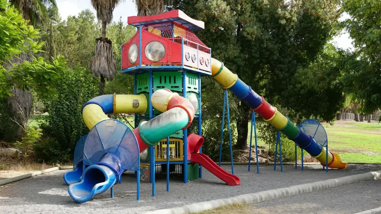 זירה בכרמיאל מגלשה ממנה נפל נער בן 17 ומת זירה בכרמיאל מגלשה ממנה נפל נער בן 17 ומת