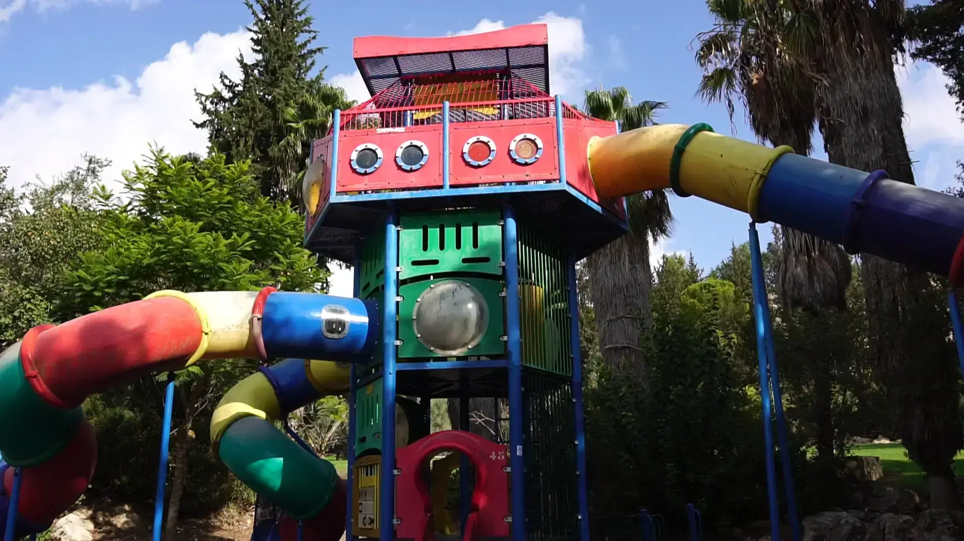 נער נפל ממתקן שעשועים בגן ציבורי בכרמיאל - ומת מפצעיו