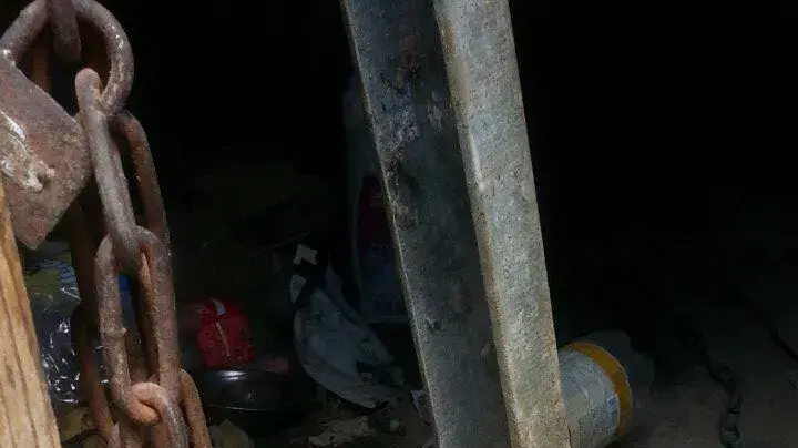 מקום הימצאו של תושב חורה שנמצא בידי פקידת סעד כשהוא כבול לעמוד ומוזנח. 22 בספטמבר 2016 מקום הימצאו של תושב חורה שנמצא בידי פקידת סעד כשהוא כבול לעמוד ומוזנח. 22 בספטמבר 2016