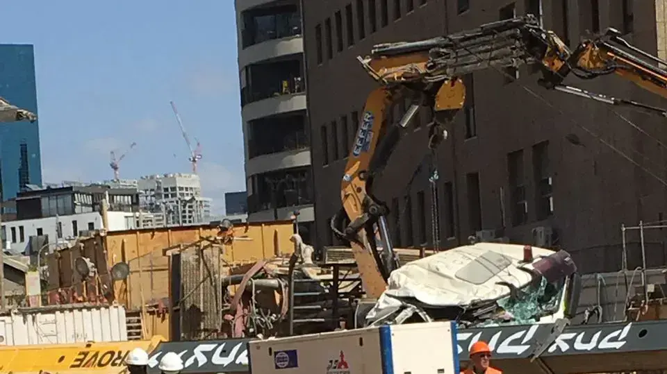 באתר בניה ברחוב לבונטין פינת יהודה הלוי בת"א התהפך מנוף באתר בניה ברחוב לבונטין פינת יהודה הלוי בת"א התהפך מנוף