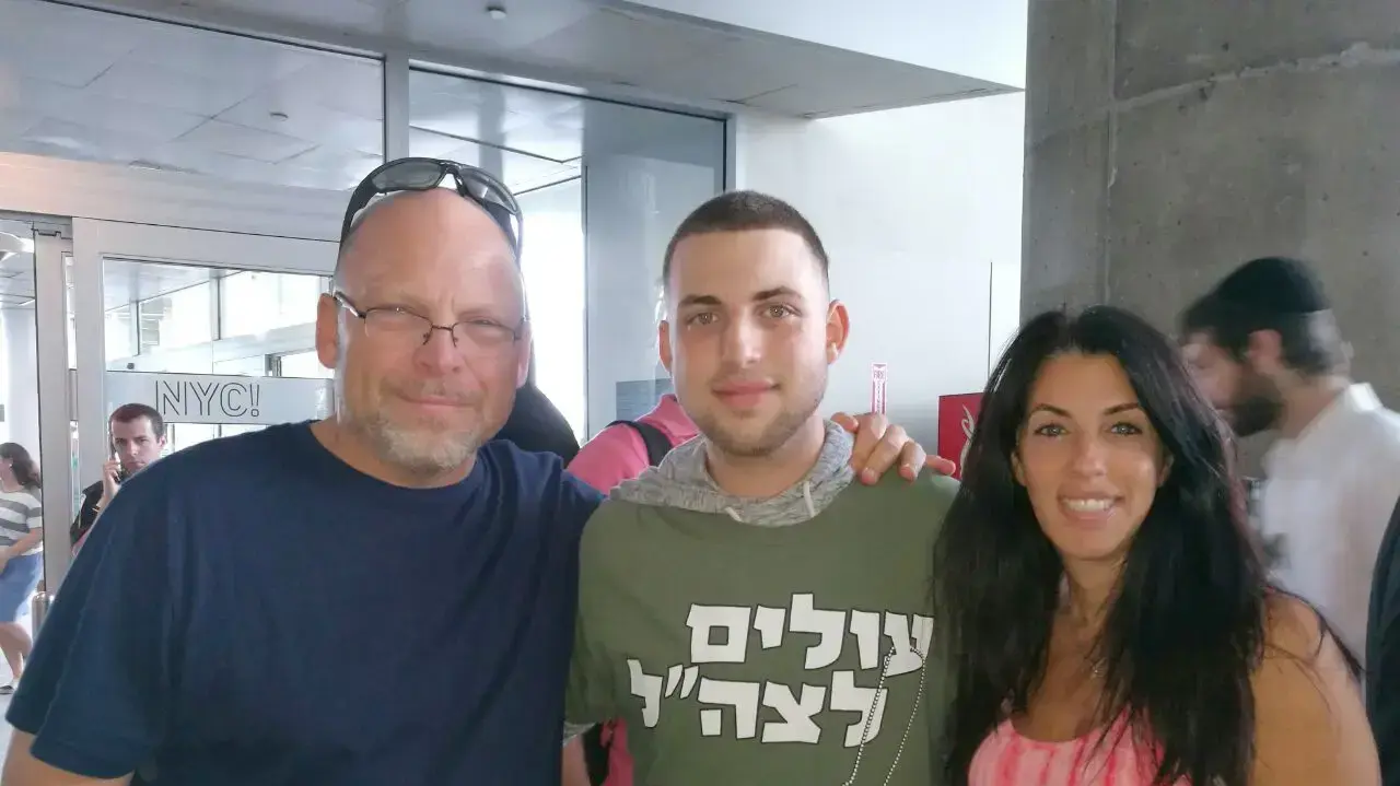 בן קרוננבלט, חייל בודד שעלה לישראל מארה"ב לפני חודש, עם הוריו רונית ואורי, נמל התעופה בניו יורק, ארה"ב. ספטמבר 2016 בן קרוננבלט, חייל בודד שעלה לישראל מארה"ב לפני חודש, עם הוריו רונית ואורי, נמל התעופה בניו יורק, ארה"ב. ספטמבר 2016