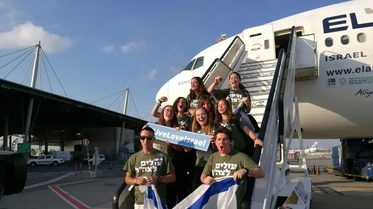 נשיא המדינה ושרת הקליטה מעניקים לעולה ה - 50 אלף של נפש בנפש תעודה, נמל התעופה בן גוריון. ספטמבר 2016 נשיא המדינה ושרת הקליטה מעניקים לעולה ה - 50 אלף של נפש בנפש תעודה, נמל התעופה בן גוריון. ספטמבר 2016
