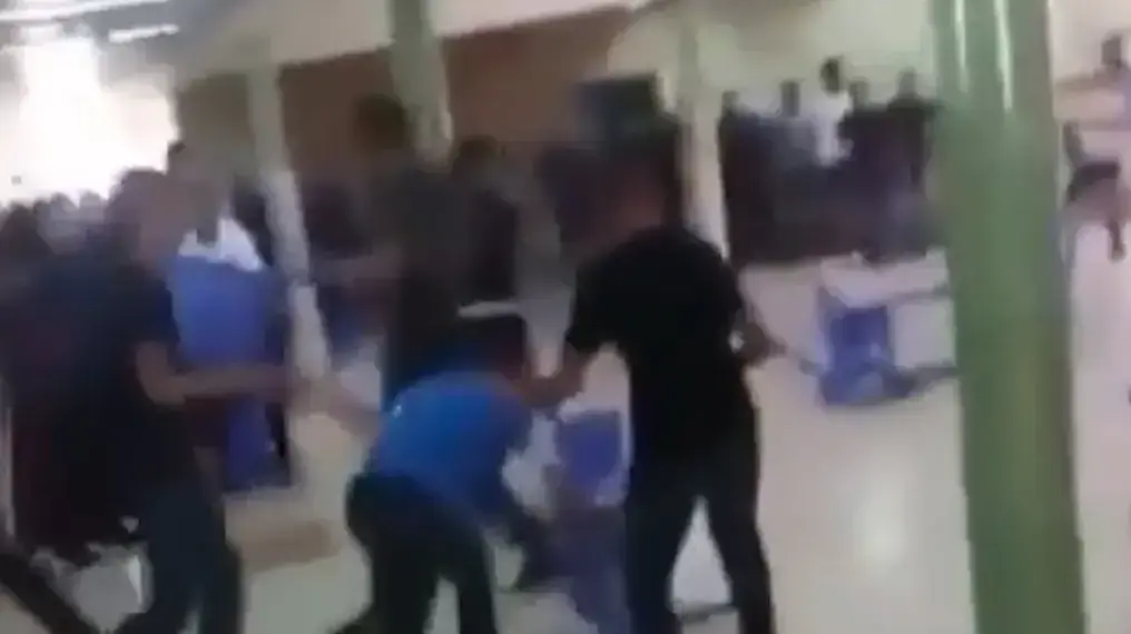 עשרות תלמידים משתי משפחות תועדו משתתפים בקטטה המונית בערערה שבנגב עשרות תלמידים משתי משפחות תועדו משתתפים בקטטה המונית בערערה שבנגב