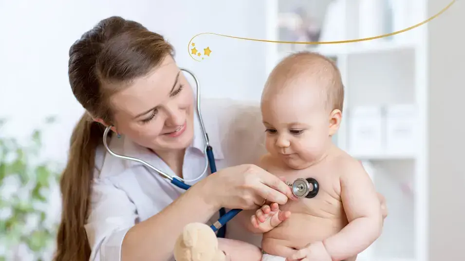 רופאת ילדים בודקת תינוק רופאת ילדים בודקת תינוק