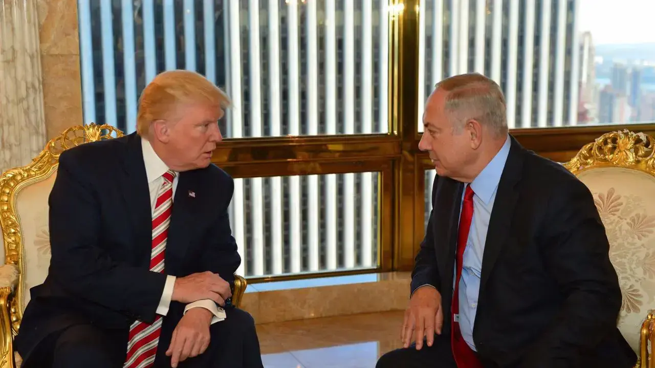 המועמד הרפובליקני לנשיאות דונלד טראמפ וראש הממשלה בנימין נתניהו במהלך פגישתם בבניין טראמפ בניו יורק, ספטמבר 2016 המועמד הרפובליקני לנשיאות דונלד טראמפ וראש הממשלה בנימין נתניהו במהלך פגישתם בבניין טראמפ בניו יורק, ספטמבר 2016