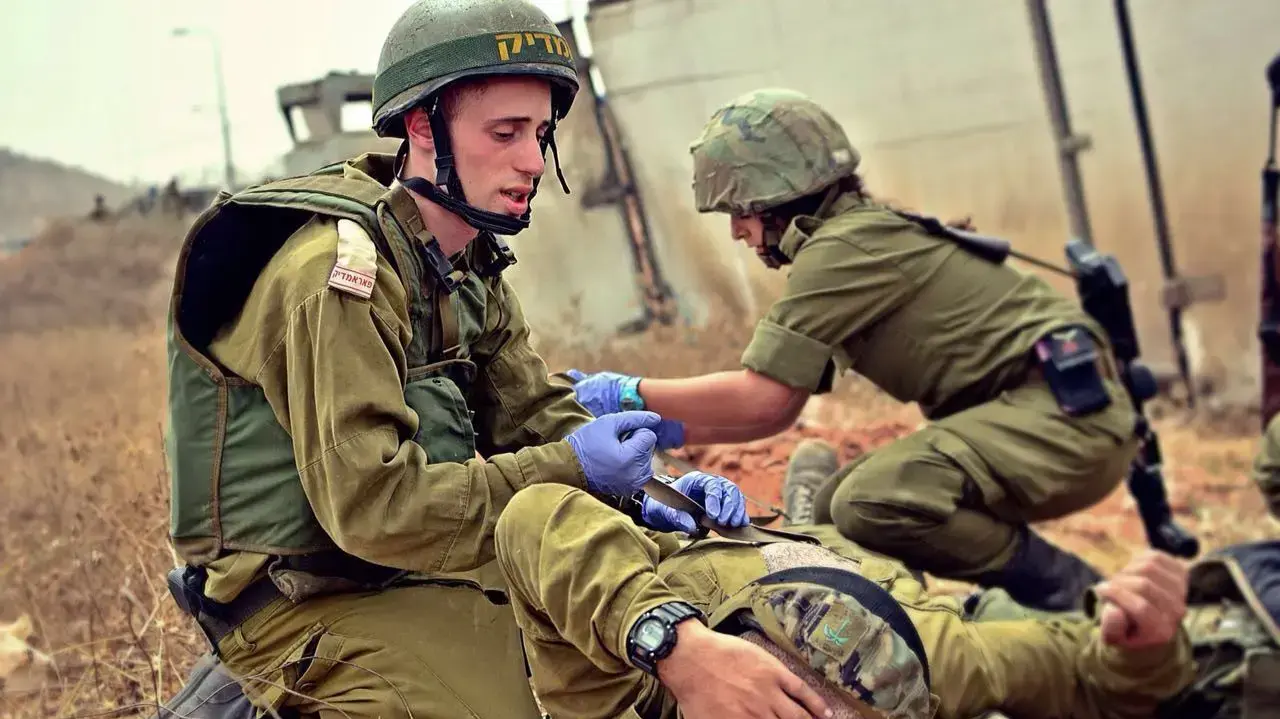 פרמדיק צה"ל יאיר גולדשטיין בתרגיל פינוי פצועים פרמדיק צה"ל יאיר גולדשטיין בתרגיל פינוי פצועים