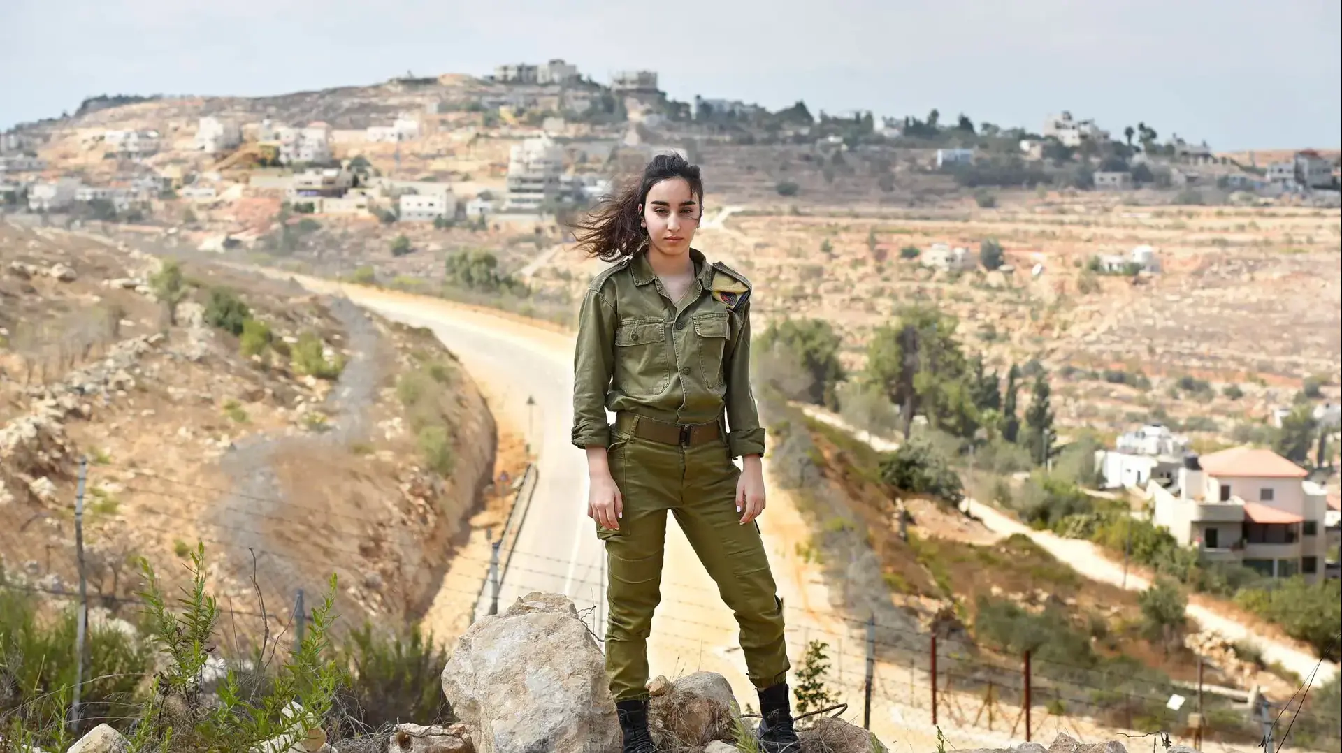 סמל בר מזרחי, תצפיתנית בחמ"ל עטרות בגזרת בנימין. סיכלה חדירת חמושים בפברואר 2016. הר אדר 27 בספטמבר 2016 סמל בר מזרחי, תצפיתנית בחמ"ל עטרות בגזרת בנימין. סיכלה חדירת חמושים בפברואר 2016. הר אדר 27 בספטמבר 2016