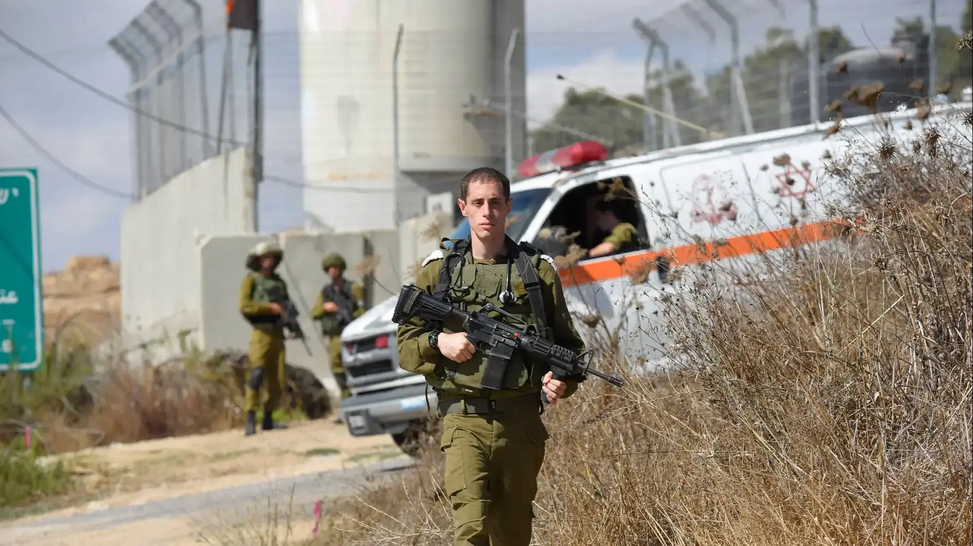 יאיר גולדשטיין, פרמדיק צה"ל שטיפל בפצועים במהלך גל הפיגועים הנוכחי. צומת אל פוואר ספטמבר 2016 יאיר גולדשטיין, פרמדיק צה"ל שטיפל בפצועים במהלך גל הפיגועים הנוכחי. צומת אל פוואר ספטמבר 2016