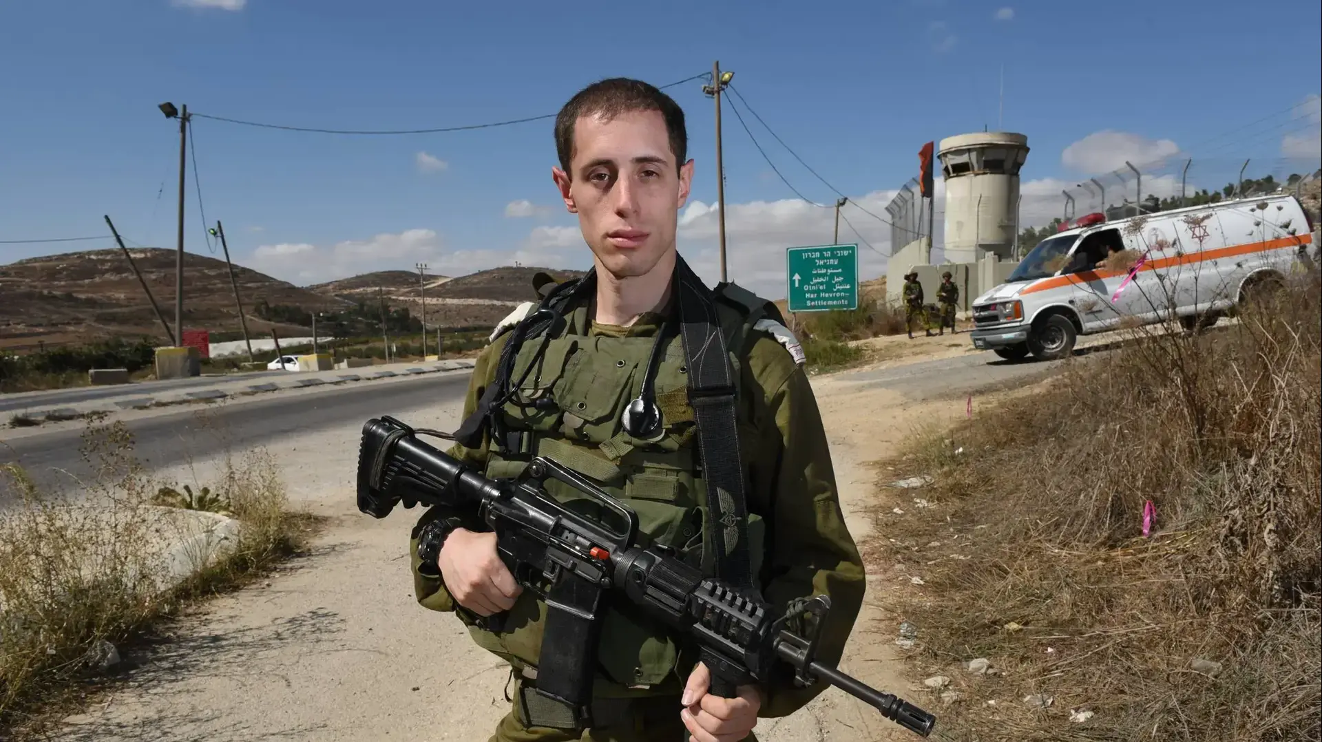 יאיר גולדשטיין, פרמדיק צה"ל שטיפל בפצועים במהלך גל הפיגועים הנוכחי. צומת אל פוואר ספטמבר 2016 יאיר גולדשטיין, פרמדיק צה"ל שטיפל בפצועים במהלך גל הפיגועים הנוכחי. צומת אל פוואר ספטמבר 2016