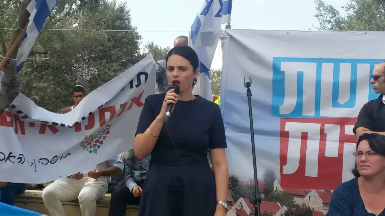 תושבי עפרה מפגינים ליד בית במשפט העליון נגד אי הסדרת עפרה שרת המשפטים איילת שקד תושבי עפרה מפגינים ליד בית במשפט העליון נגד אי הסדרת עפרה שרת המשפטים איילת שקד