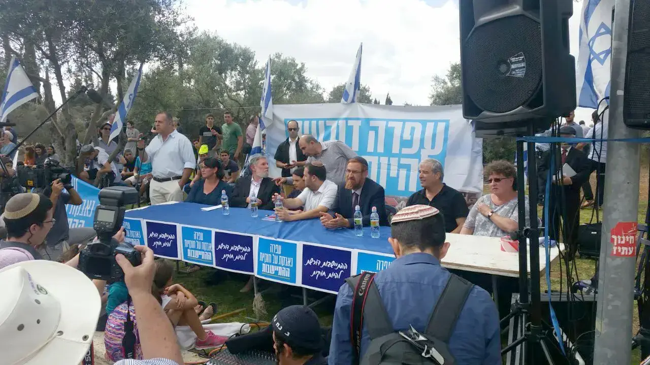 תושבי עפרה מפגינים ליד בית במשפט העליון נגד אי הסדרת עפרה שרת המשפטים איילת שקד תושבי עפרה מפגינים ליד בית במשפט העליון נגד אי הסדרת עפרה שרת המשפטים איילת שקד