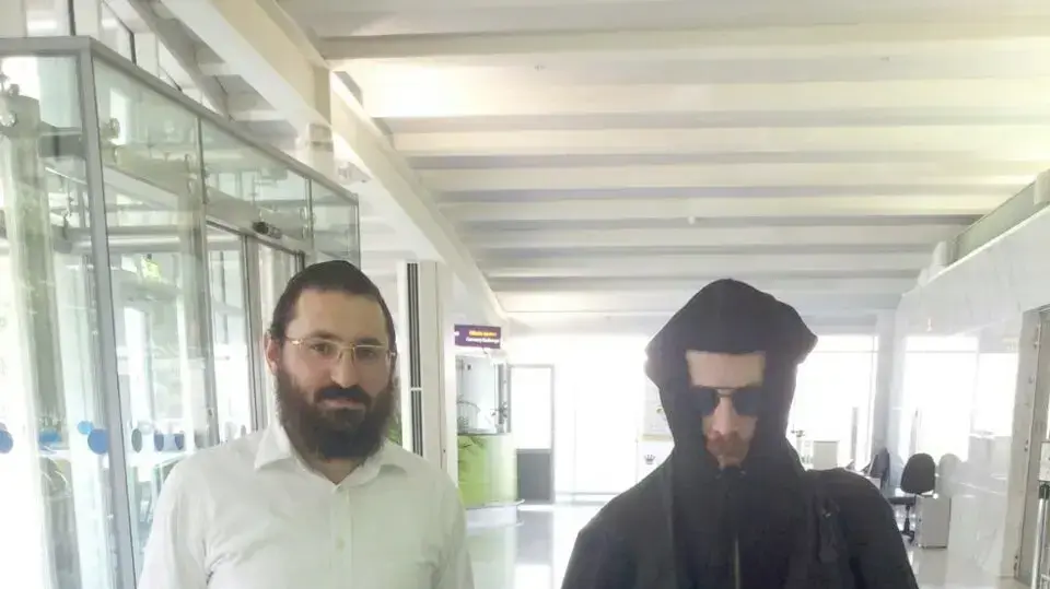 יום טוב חשין בתחפושת בעת בריחתו לפני שלוש שנים מאומן אחרי שהוכה יום טוב חשין בתחפושת בעת בריחתו לפני שלוש שנים מאומן אחרי שהוכה