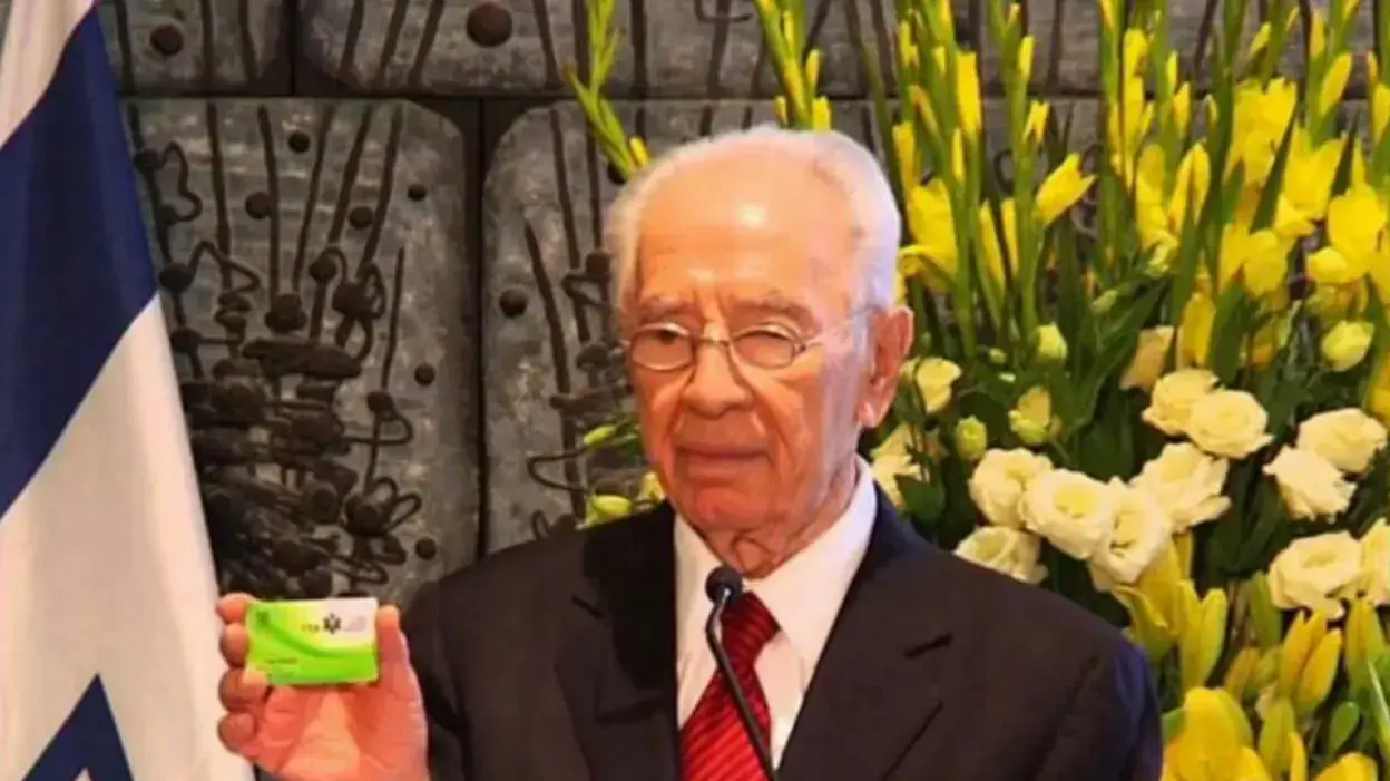 נשיא המדינה שמעון פרס וכרטיס אדי שלו, דצמבר 2012 נשיא המדינה שמעון פרס וכרטיס אדי שלו, דצמבר 2012