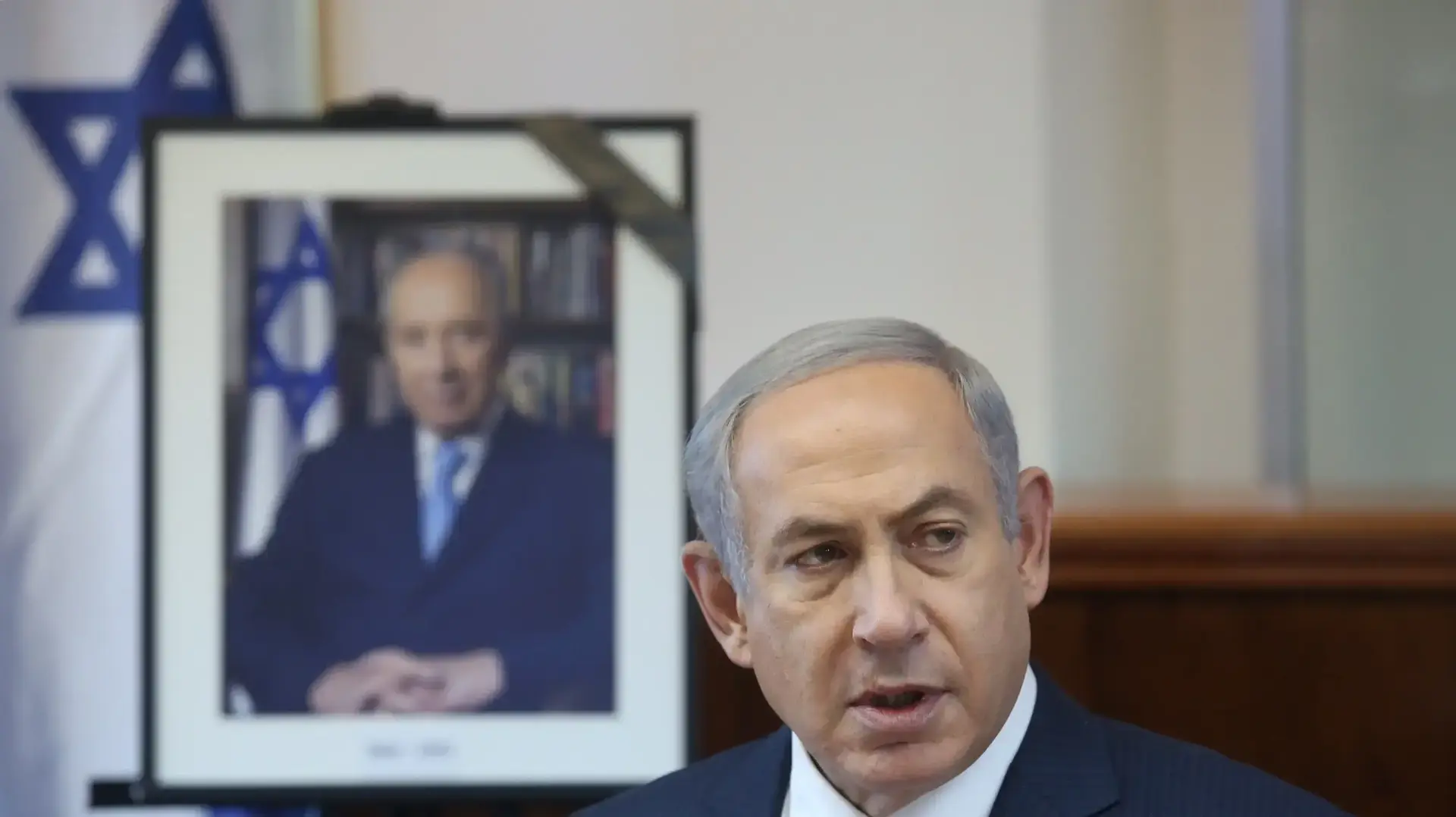 ראש הממשלה בנימין נתניהו סופד לנשיא המדינה לשעבר שמעון פרס בפתח ישיבת הממשלה המיוחדת בירושלים, ספטמבר 2016 ראש הממשלה בנימין נתניהו סופד לנשיא המדינה לשעבר שמעון פרס בפתח ישיבת הממשלה המיוחדת בירושלים, ספטמבר 2016
