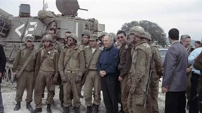 שמעון פרס עם חיילים בלבנון במהלך מבצע ענבי זכם, אפריל 1996 שמעון פרס עם חיילים בלבנון במהלך מבצע ענבי זכם, אפריל 1996