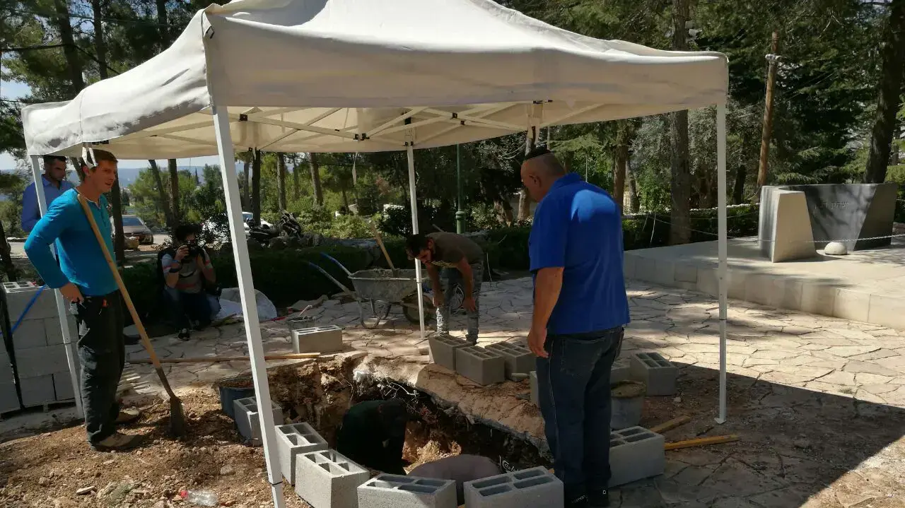 חפירות בהר הרצל לקראת הלווייתו של שמעון פרס חפירות בהר הרצל לקראת הלווייתו של שמעון פרס
