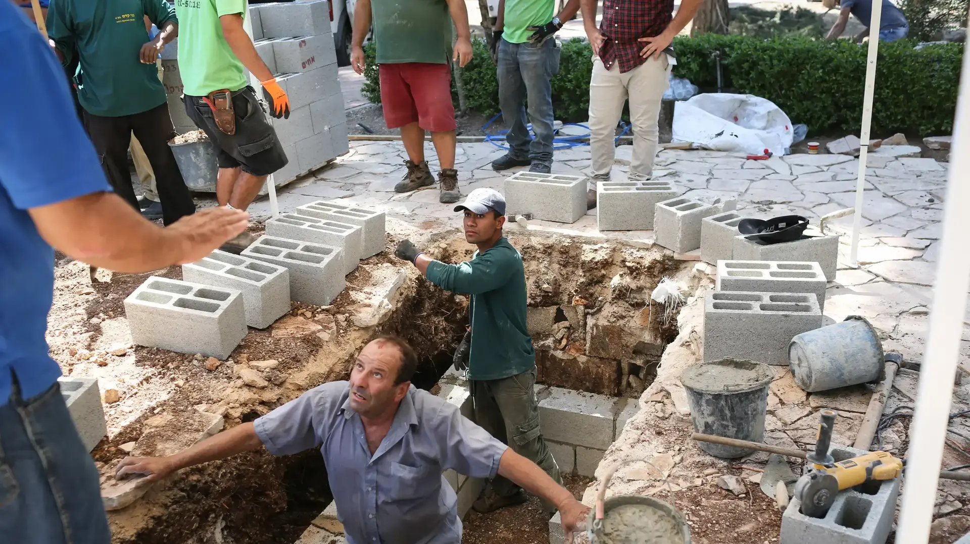 העבודות לכריית קברו של שמעון פרס בחלקת גדולי האומה בהר הרצל, ספטמבר 2016 העבודות לכריית קברו של שמעון פרס בחלקת גדולי האומה בהר הרצל, ספטמבר 2016