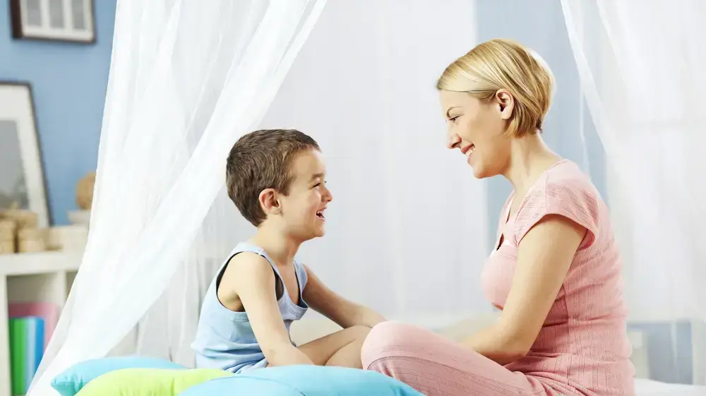 אמא וילד משוחחים וצוחקים אמא וילד משוחחים וצוחקים