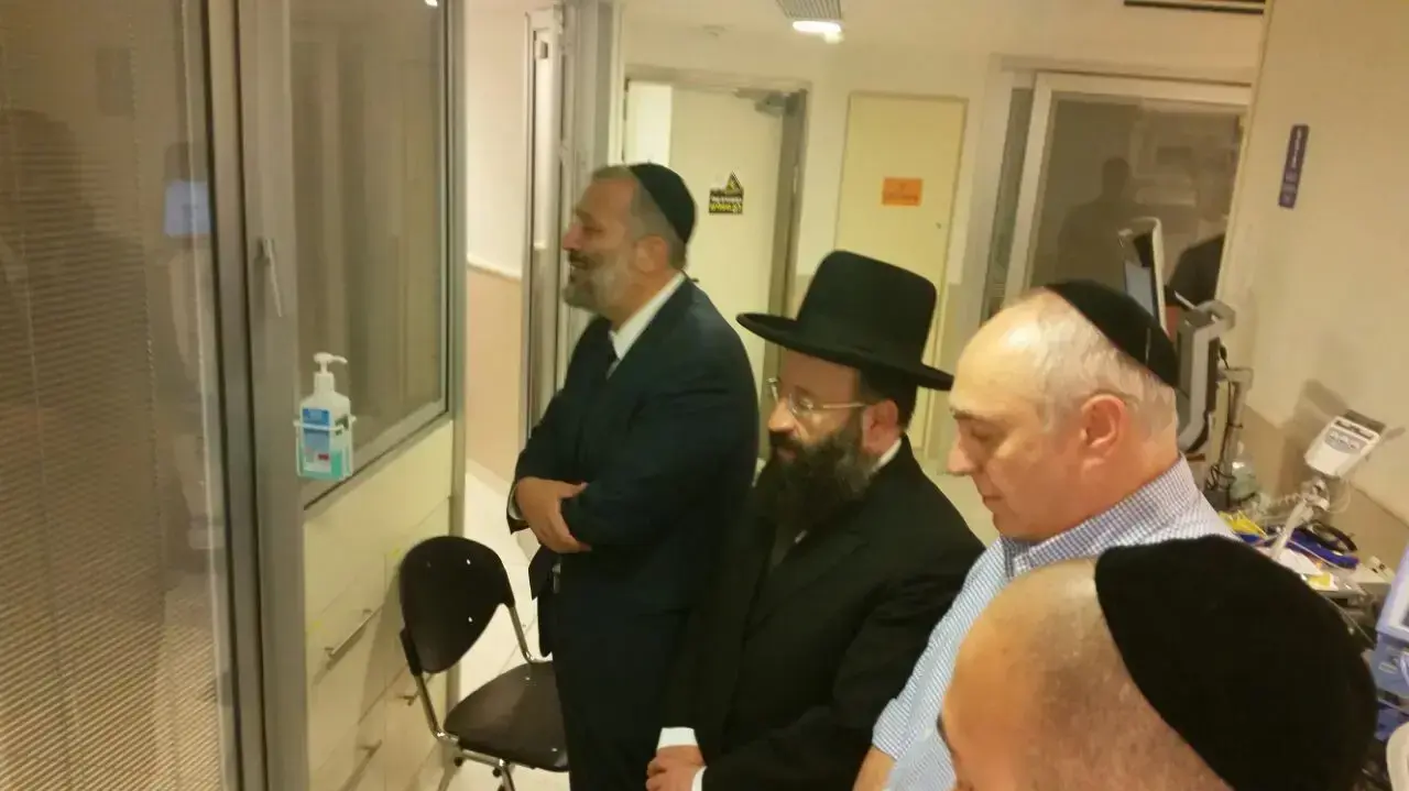 התפילה האחרונה בחדרו של הנשיא לשעבר שמעון פרס אריה דרעי ורב הכותל התפילה האחרונה בחדרו של הנשיא לשעבר שמעון פרס אריה דרעי ורב הכותל