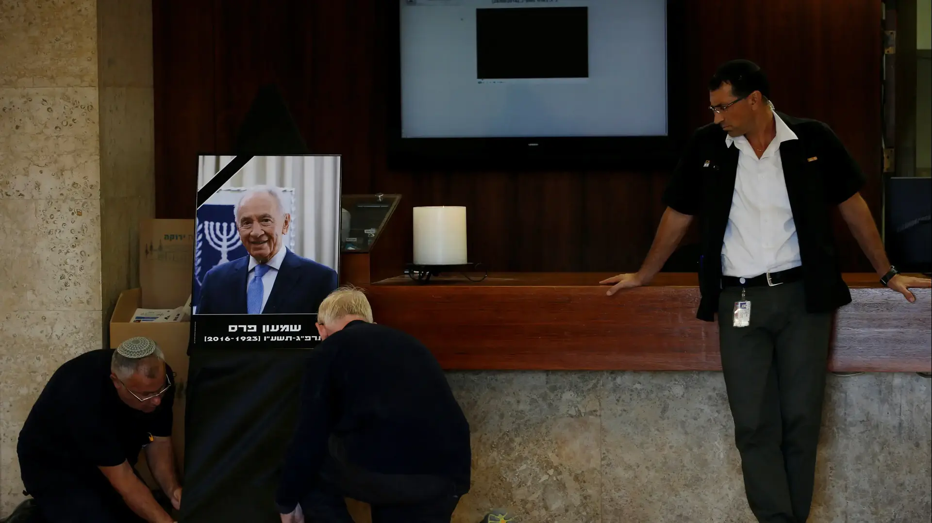 דגלים מורדים לחצי התורן ברחבת הכנסת ותמונת שמעון פרס מוצבת במשכן לזכרו, 28 בספטמבר 2016 דגלים מורדים לחצי התורן ברחבת הכנסת ותמונת שמעון פרס מוצבת במשכן לזכרו, 28 בספטמבר 2016