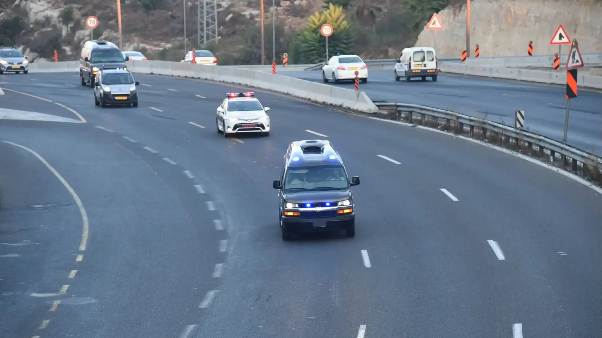 שיירת ארונו של הנשיא לשעבר שמעון פרס נוסעת בכביש 1 לכיוון ירושלים, 29 בספטמבר 2016 שיירת ארונו של הנשיא לשעבר שמעון פרס נוסעת בכביש 1 לכיוון ירושלים, 29 בספטמבר 2016