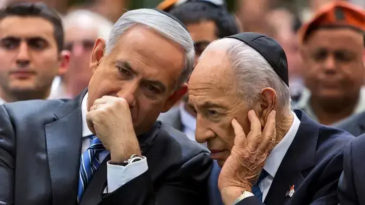 הנשיא לשעבר שמעון פרס וראש הממשלה בנימין נתניהו בטקס יום הזיכרון, אפריל 2013 הנשיא לשעבר שמעון פרס וראש הממשלה בנימין נתניהו בטקס יום הזיכרון, אפריל 2013