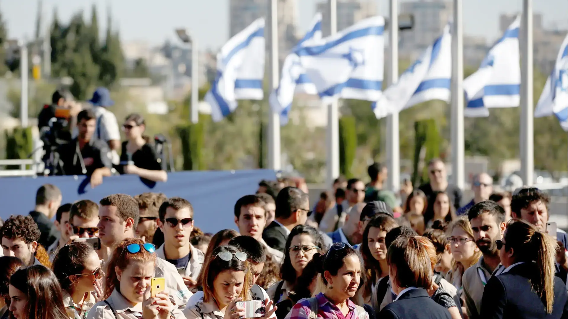 אזרחים שהגיעו לחלוק כבוד אחרון לנשיא לשעבר שמעון פרס שארונו מוצב בכנסת, 29 בספטמבר 2016 אזרחים שהגיעו לחלוק כבוד אחרון לנשיא לשעבר שמעון פרס שארונו מוצב בכנסת, 29 בספטמבר 2016