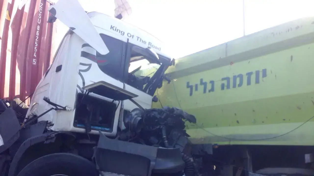 תאונה בין שתי משאיות בכביש 4 לכיוון דרום סמוך לכניסה הצפונית לאשדוד. 29 בספטמבר 2016 תאונה בין שתי משאיות בכביש 4 לכיוון דרום סמוך לכניסה הצפונית לאשדוד. 29 בספטמבר 2016