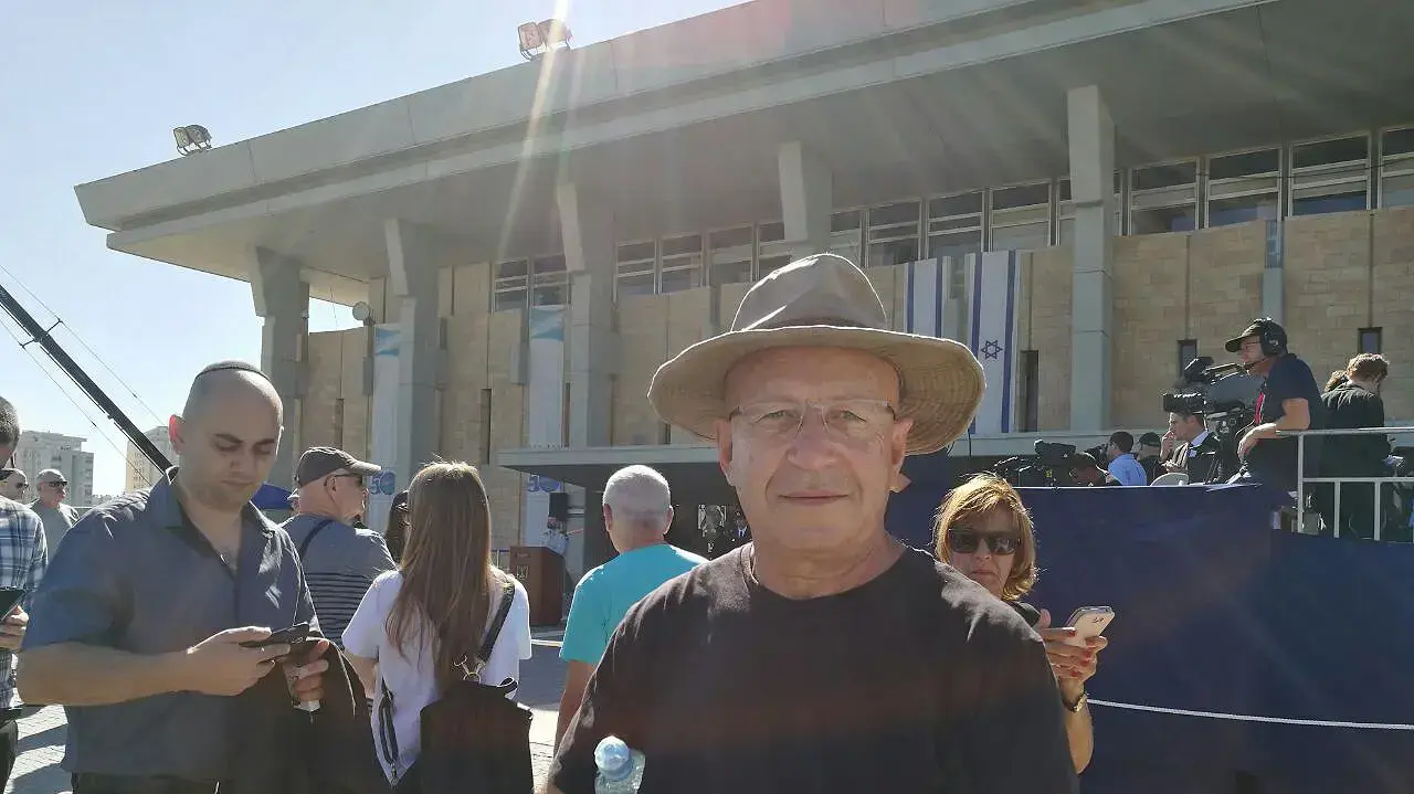 ג'וליאן רזניק מקיבוץ צרעה, עלה מדרום אפריקה ביום של מבצע אנטבה. רחבת הכנסת סמוך לארונו של שמעון פרס. 29 בספטמבר 2016 ג'וליאן רזניק מקיבוץ צרעה, עלה מדרום אפריקה ביום של מבצע אנטבה. רחבת הכנסת סמוך לארונו של שמעון פרס. 29 בספטמבר 2016
