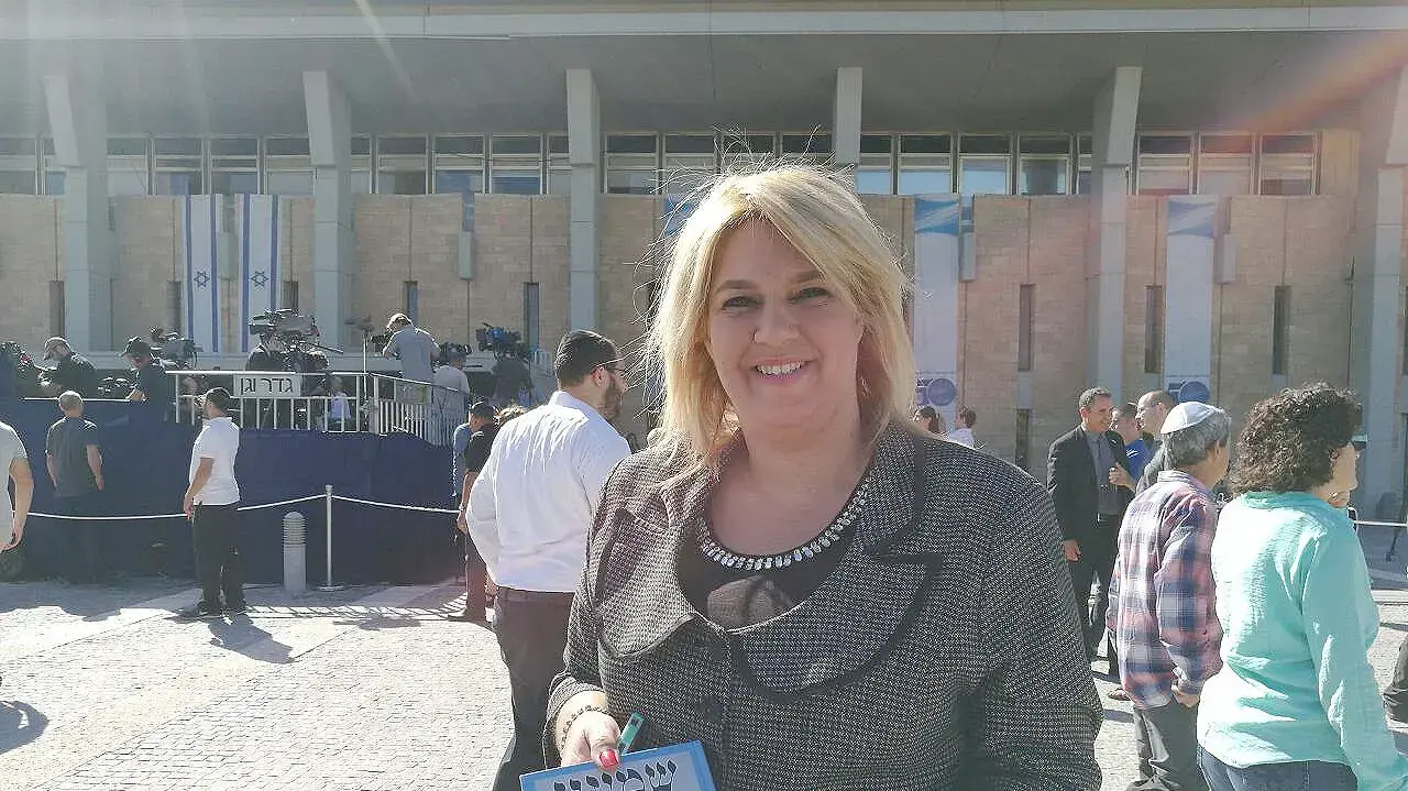 איריס אגאי אהרוני, מאפרת הנשיא לשעבר שמעון פרס והספר שהקדיש לה. רחבת הכנסת סמוך לארונו של שמעון פרס. 29 בספטמבר 2016 איריס אגאי אהרוני, מאפרת הנשיא לשעבר שמעון פרס והספר שהקדיש לה. רחבת הכנסת סמוך לארונו של שמעון פרס. 29 בספטמבר 2016