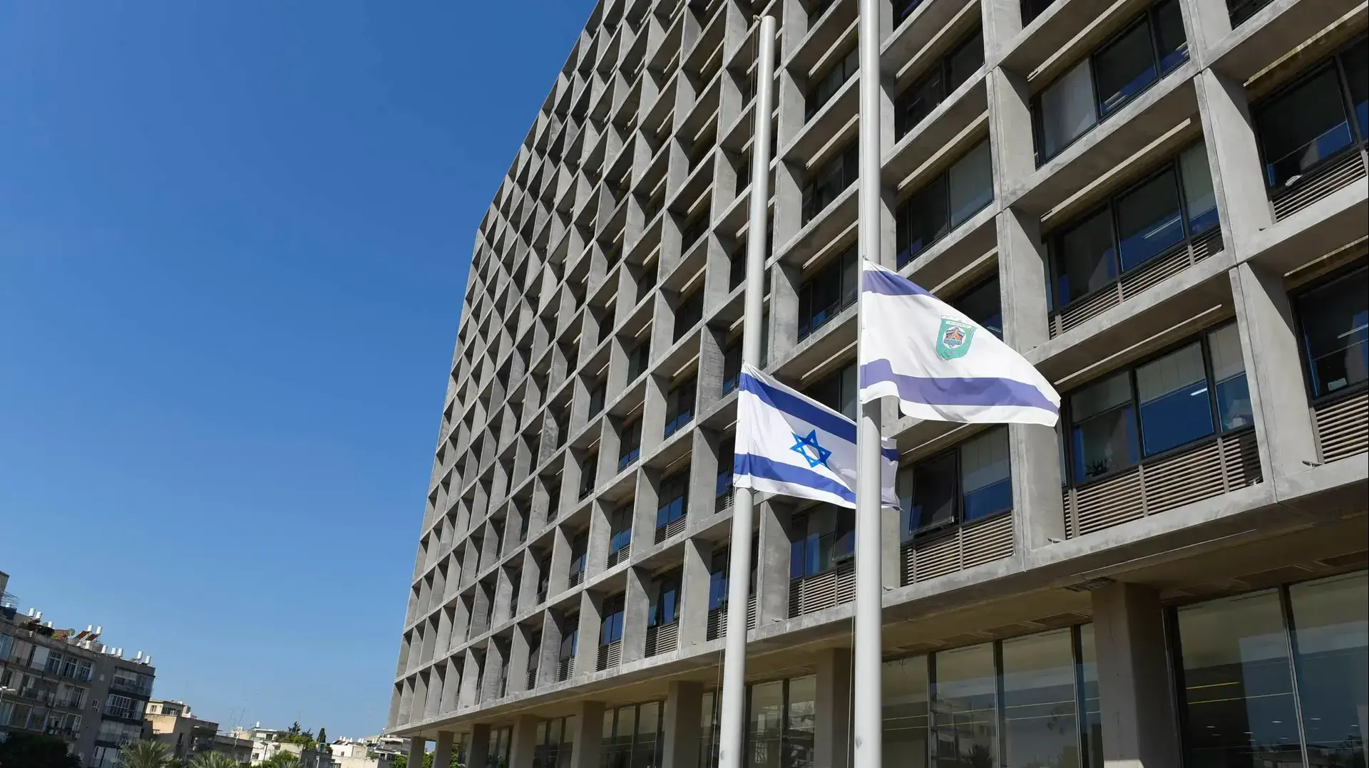 דגלי ישראל בחצי התורן מחוץ לבניין עיריית תל אביב. 29 בספטמבר 2016 דגלי ישראל בחצי התורן מחוץ לבניין עיריית תל אביב. 29 בספטמבר 2016