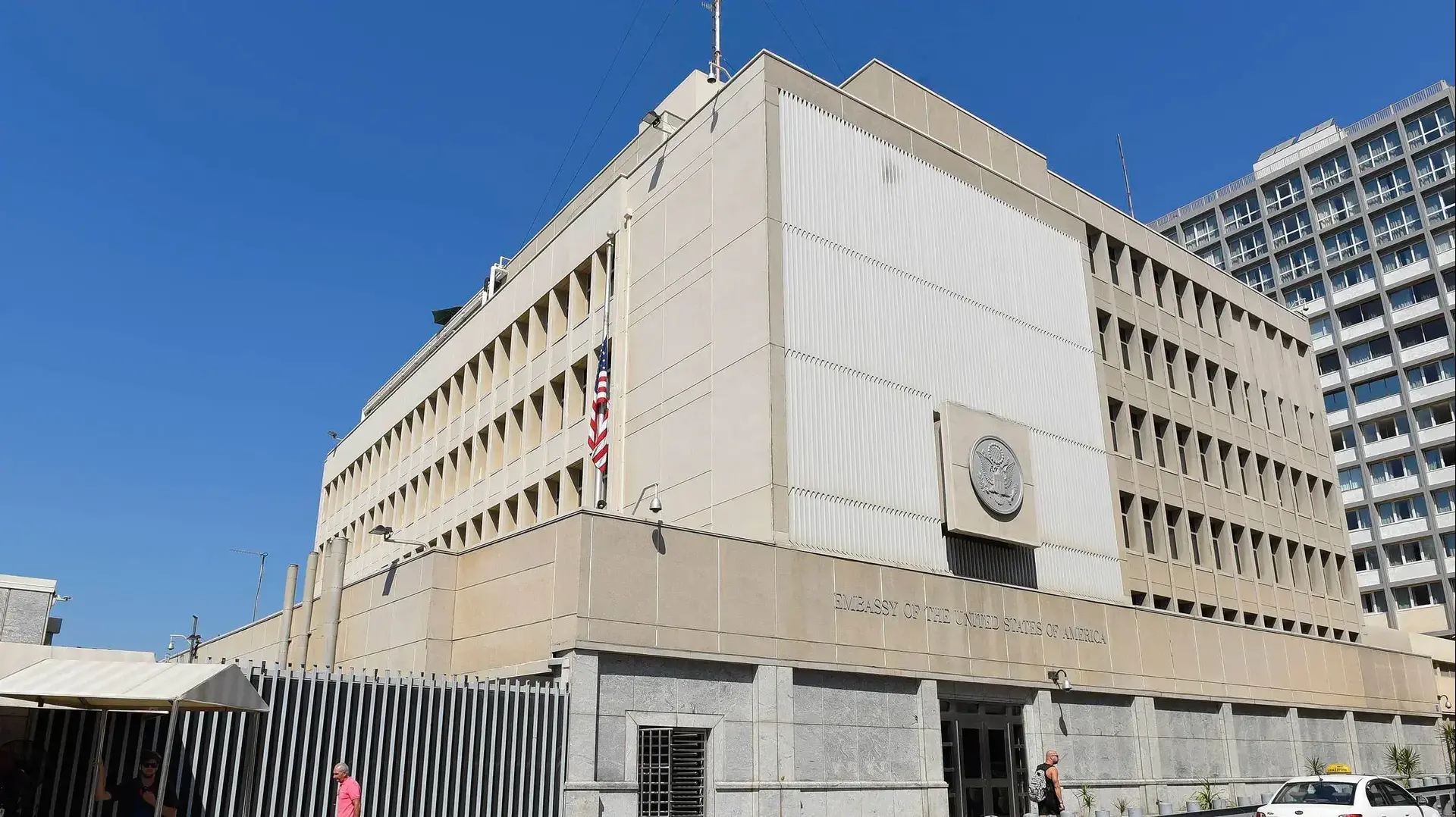 דגל ארה"ב בחצי התורן, שגירות ארצות הברית תל אביב. 29 בספטמבר 2016 דגל ארה"ב בחצי התורן, שגירות ארצות הברית תל אביב. 29 בספטמבר 2016