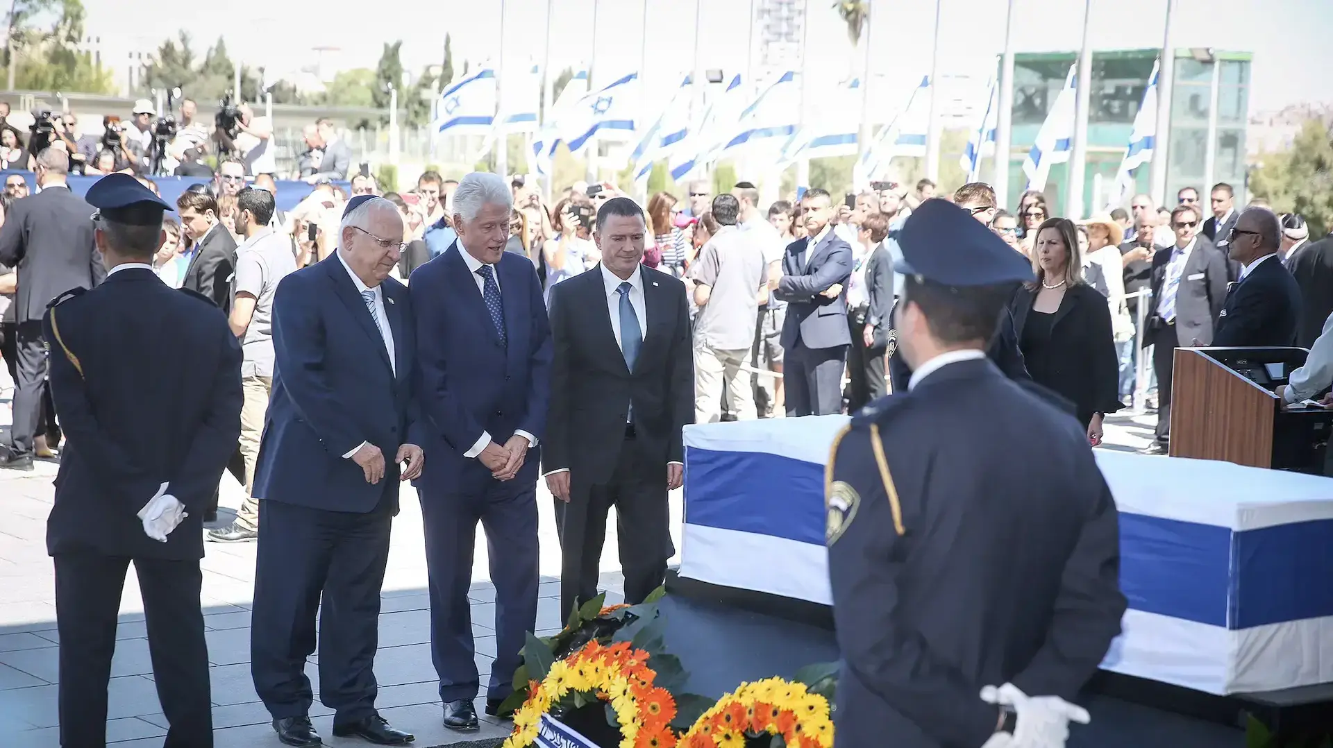 נשיא ארצות הברית לשעבר ביל קלינטון מול ארונו של שמעון פרס לצד יו"ר הכנסת יולי אדלשטיין ונשיא המדינה ראובן ריבלין, 29 בספטמבר 2016 נשיא ארצות הברית לשעבר ביל קלינטון מול ארונו של שמעון פרס לצד יו"ר הכנסת יולי אדלשטיין ונשיא המדינה ראובן ריבלין, 29 בספטמבר 2016