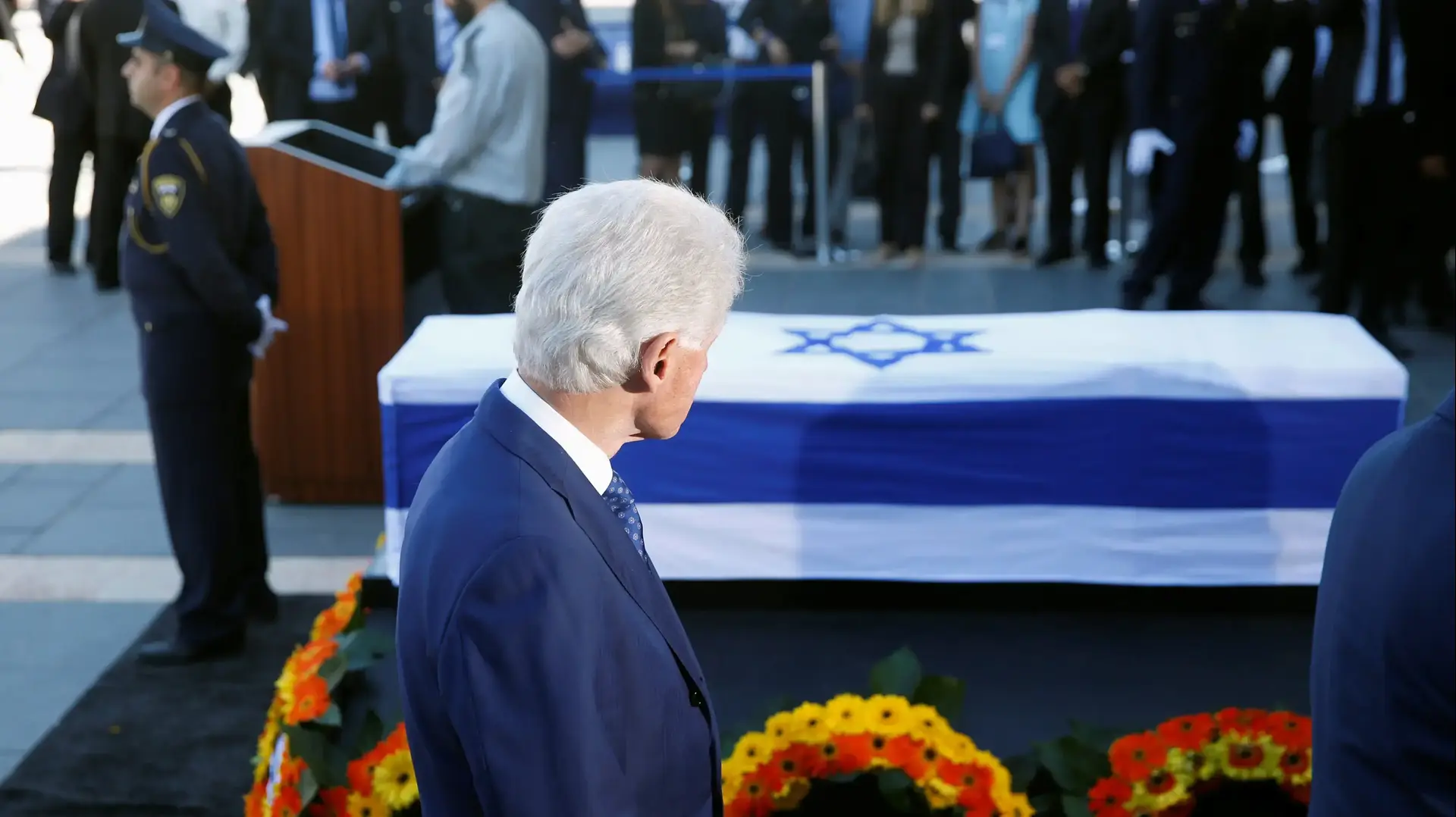 נשיא ארצות הברית לשעבר ביל קלינטון חולף על פני ארונו של שמעון פרס בכנסת, 29 בספטמבר 2016 נשיא ארצות הברית לשעבר ביל קלינטון חולף על פני ארונו של שמעון פרס בכנסת, 29 בספטמבר 2016