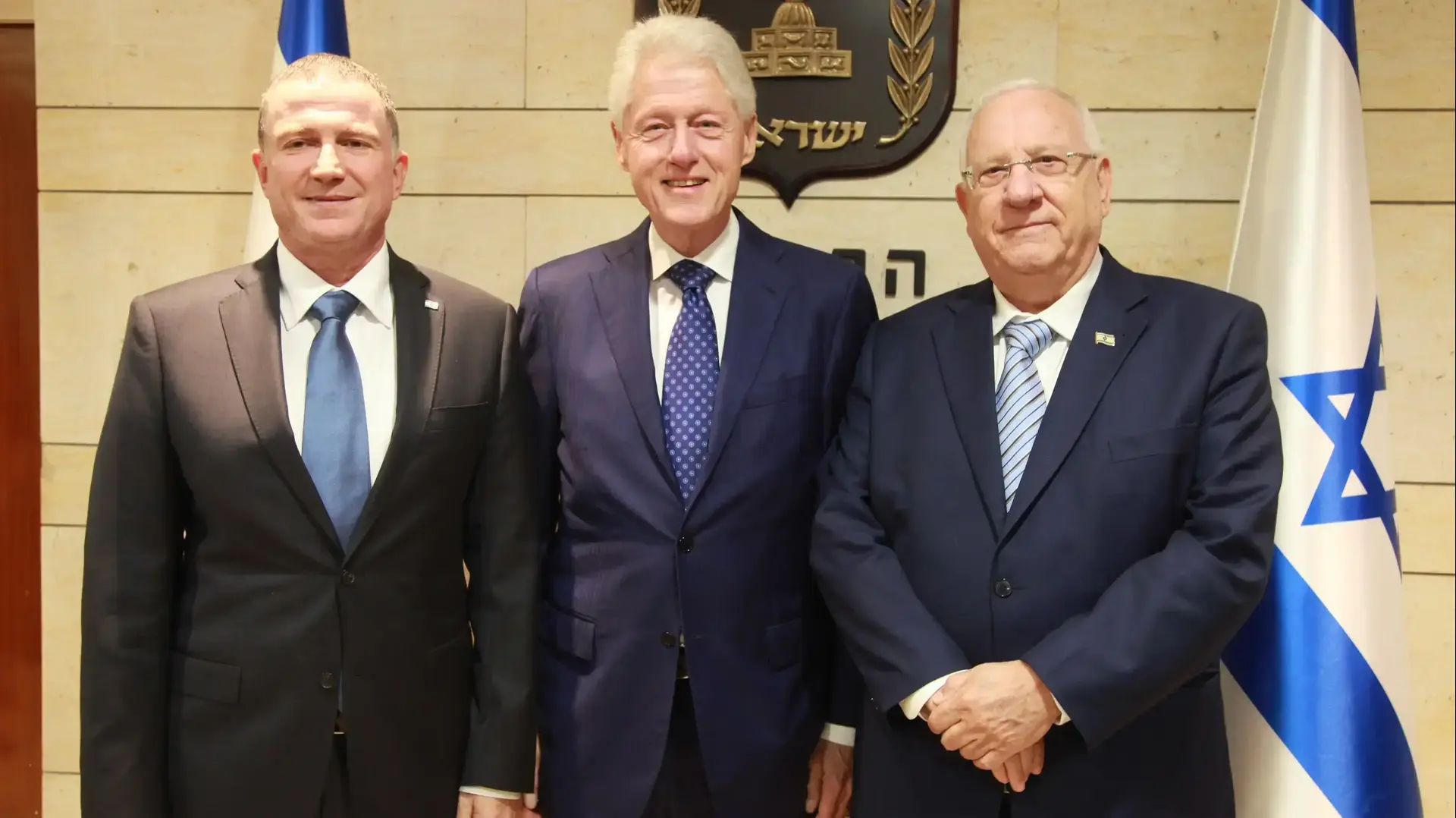נשיא ארצות הברית לשעבר ביל קלינטון בכנסת וחולף על ארונו של שמעון פרס, 29 בספטמבר 2016 נשיא ארצות הברית לשעבר ביל קלינטון בכנסת וחולף על ארונו של שמעון פרס, 29 בספטמבר 2016