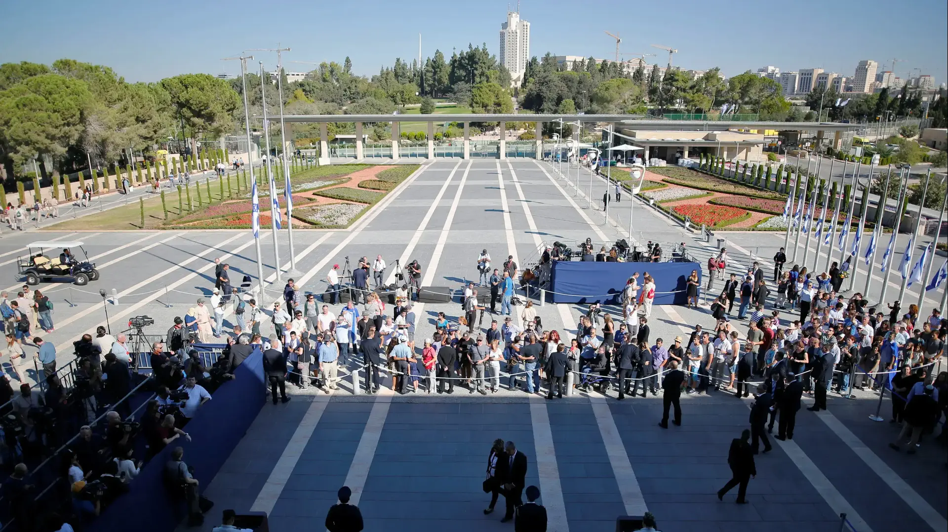 מבט מלמעלה על האזרחים שהגיעו לחלוף על פני ארונו של שמעון פרס בכנסת, 29 בספטמבר 2016 מבט מלמעלה על האזרחים שהגיעו לחלוף על פני ארונו של שמעון פרס בכנסת, 29 בספטמבר 2016