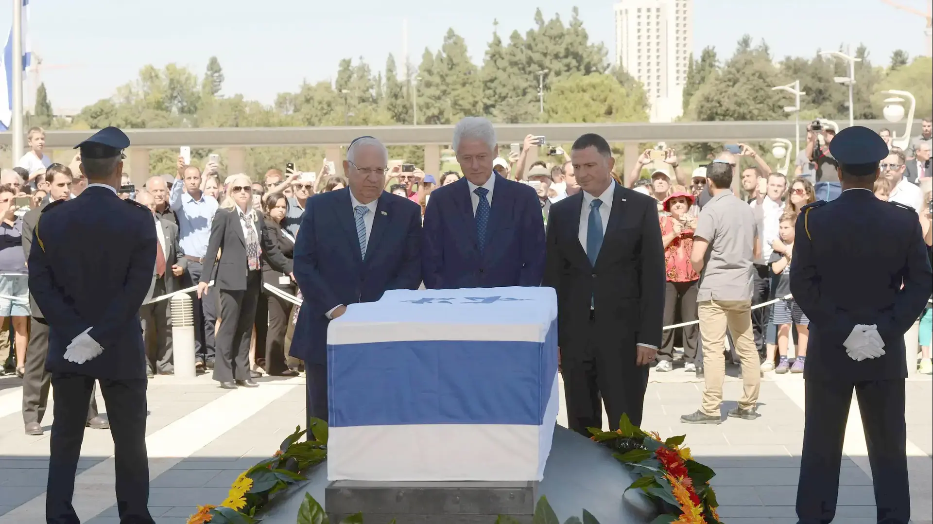 נשיא המדינה ראובן ריבלין ונשיא ארצות הברית לשעבר ביל קלינטון. הכנסת, 29 בספטמבר 2016 נשיא המדינה ראובן ריבלין ונשיא ארצות הברית לשעבר ביל קלינטון. הכנסת, 29 בספטמבר 2016
