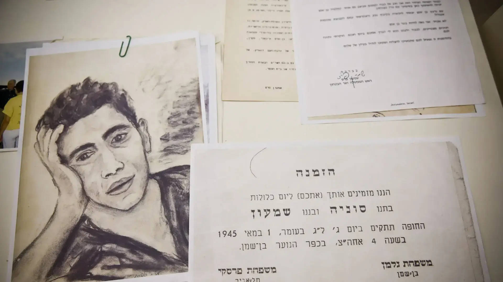 מסמכים מיום חתונתם של סוניה ושמעון פרס  כפר הנוער בן שמן 
