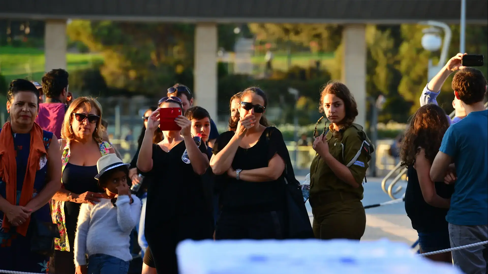 אזרחי ישראל חולקים כבוד אחרון לנשיא התשיעי, שמעון פרס בזמן שארונו מוצב במשכן הכנסת בירושלים אזרחי ישראל חולקים כבוד אחרון לנשיא התשיעי, שמעון פרס בזמן שארונו מוצב במשכן הכנסת בירושלים