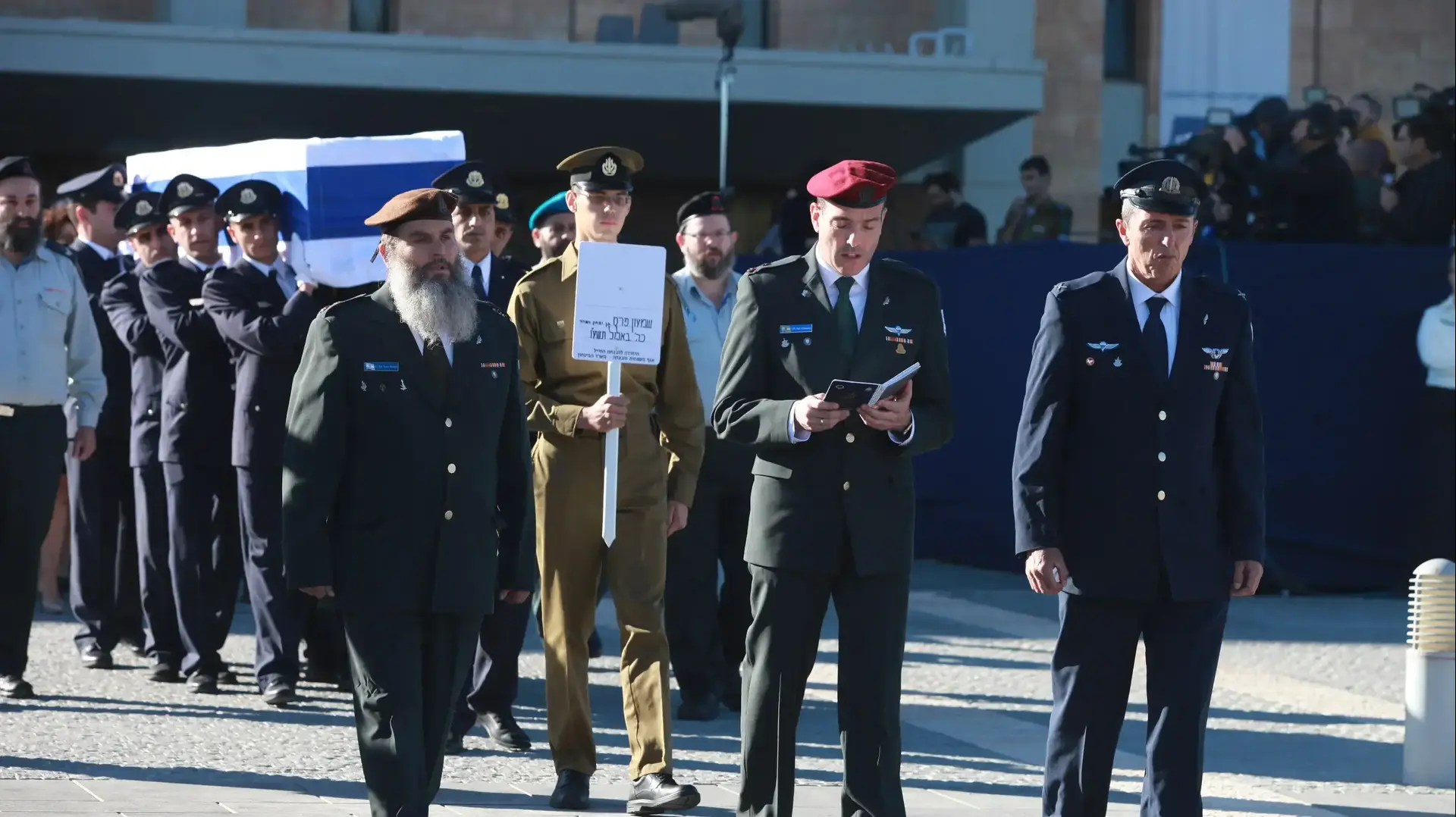 ארונו של שמעון פרס מובל מרחבת הכנסת לכיוון טקס ההלוויה בהר הרצל, ירושלים. ספטמבר 2016 ארונו של שמעון פרס מובל מרחבת הכנסת לכיוון טקס ההלוויה בהר הרצל, ירושלים. ספטמבר 2016