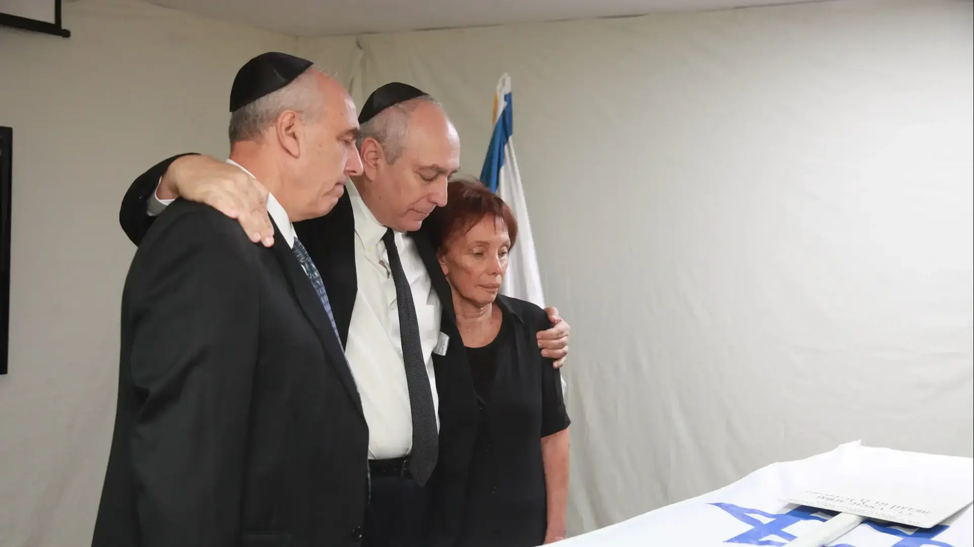 ילדיו של שמעון פרס על יד ארונו, כנסת. ספטמבר 2016 ילדיו של שמעון פרס על יד ארונו, כנסת. ספטמבר 2016