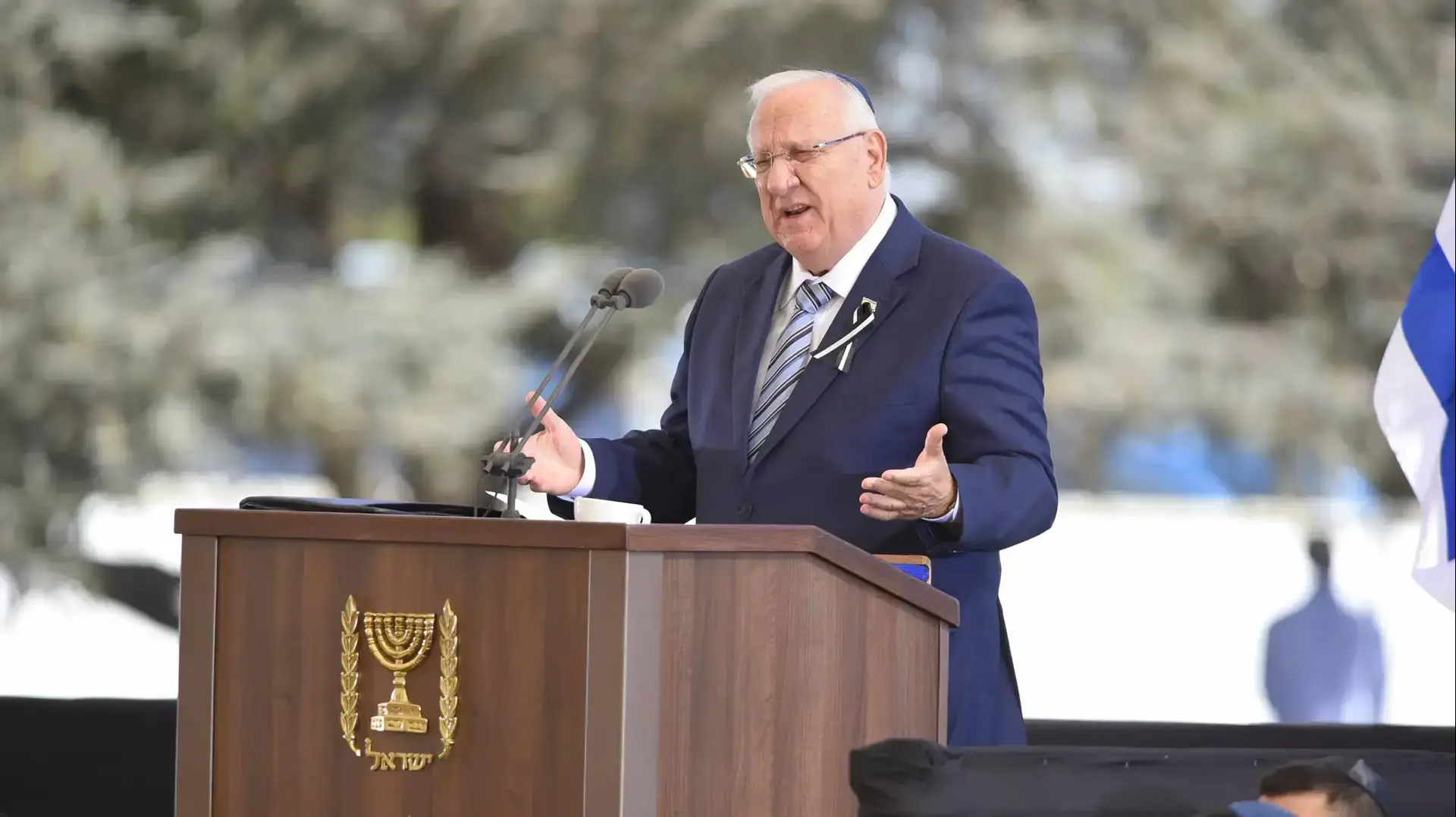 נשיא המדינה ראובן ריבלין בהלוויתו של שמעון פרס, הר הרצל, ירושלים. ספטמבר 2016 נשיא המדינה ראובן ריבלין בהלוויתו של שמעון פרס, הר הרצל, ירושלים. ספטמבר 2016