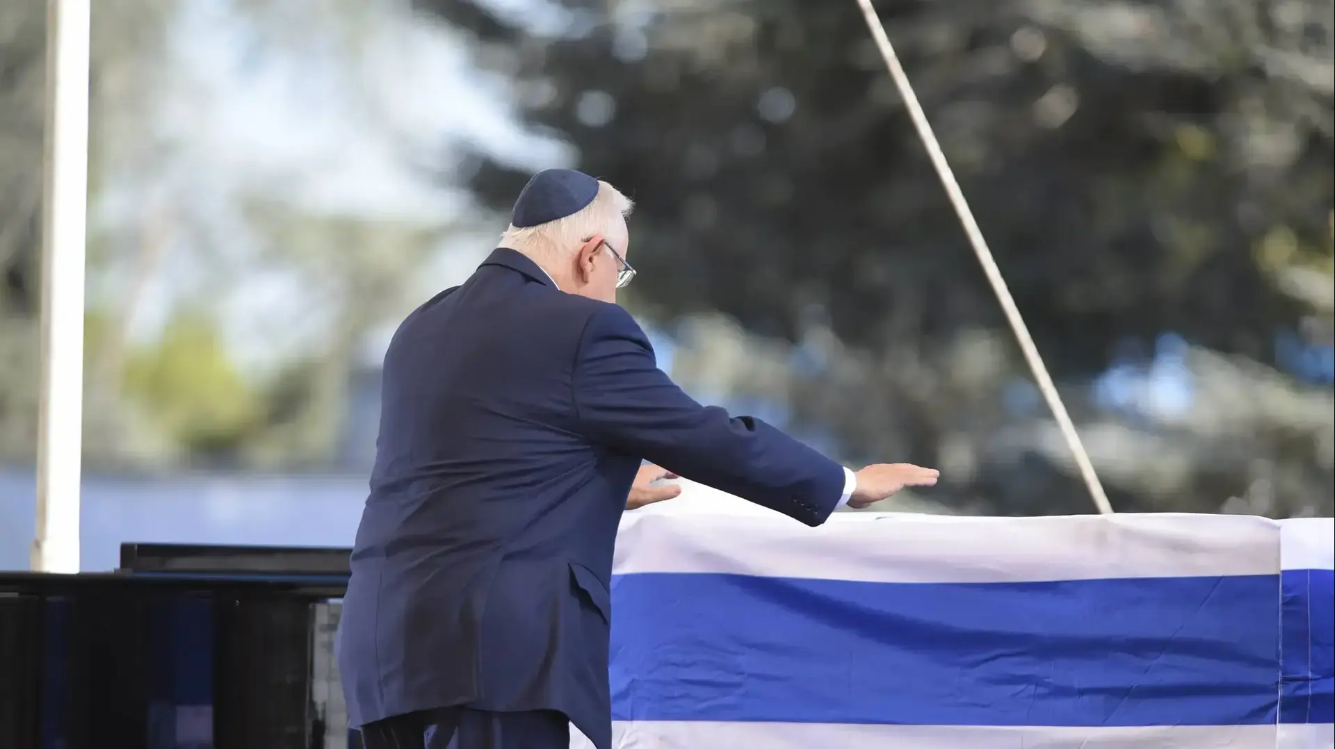 נשיא המדינה ראובן ריבלין בהלוויתו של שמעון פרס, הר הרצל, ירושלים. ספטמבר 2016 נשיא המדינה ראובן ריבלין בהלוויתו של שמעון פרס, הר הרצל, ירושלים. ספטמבר 2016