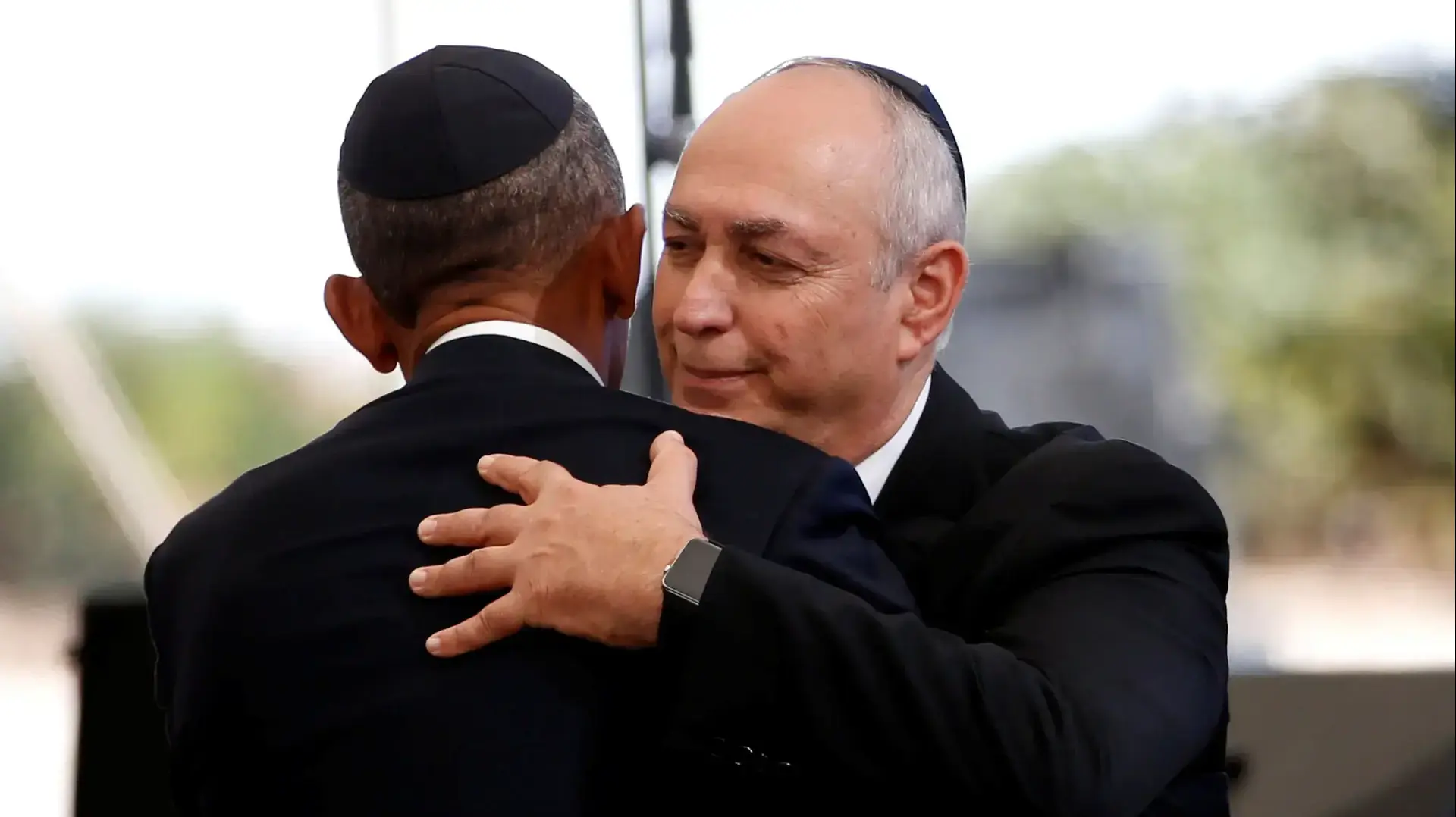 חמי פרס בנו של שמעון פרס ונשיא ארצות הברית ברק אובמה בהלויתו של שמעון פרס, ספטמבר 2016 חמי פרס בנו של שמעון פרס ונשיא ארצות הברית ברק אובמה בהלויתו של שמעון פרס, ספטמבר 2016