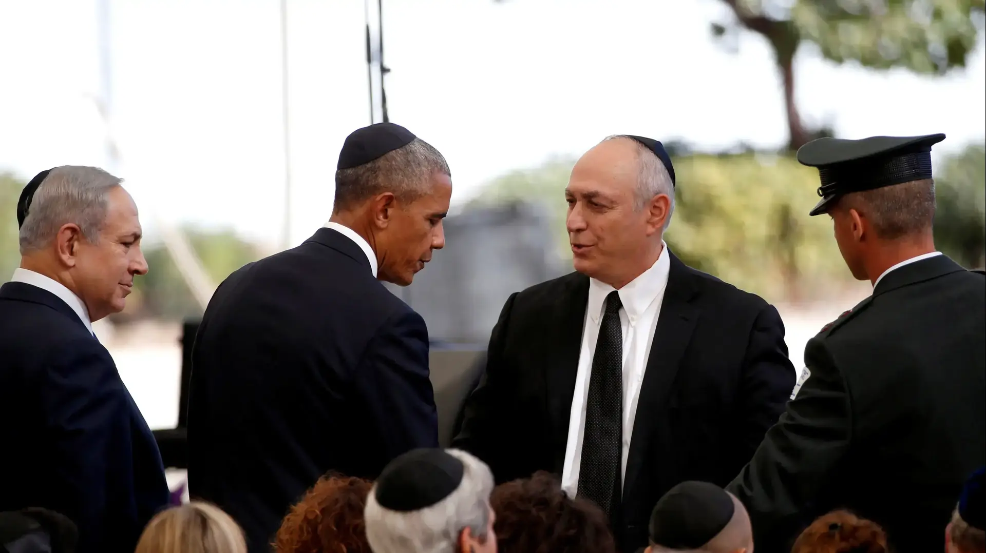 חמי פרס בנו של שמעון פרס ונשיא ארצות הברית ברק אובמה בהלויתו של שמעון פרס, ספטמבר 2016 חמי פרס בנו של שמעון פרס ונשיא ארצות הברית ברק אובמה בהלויתו של שמעון פרס, ספטמבר 2016