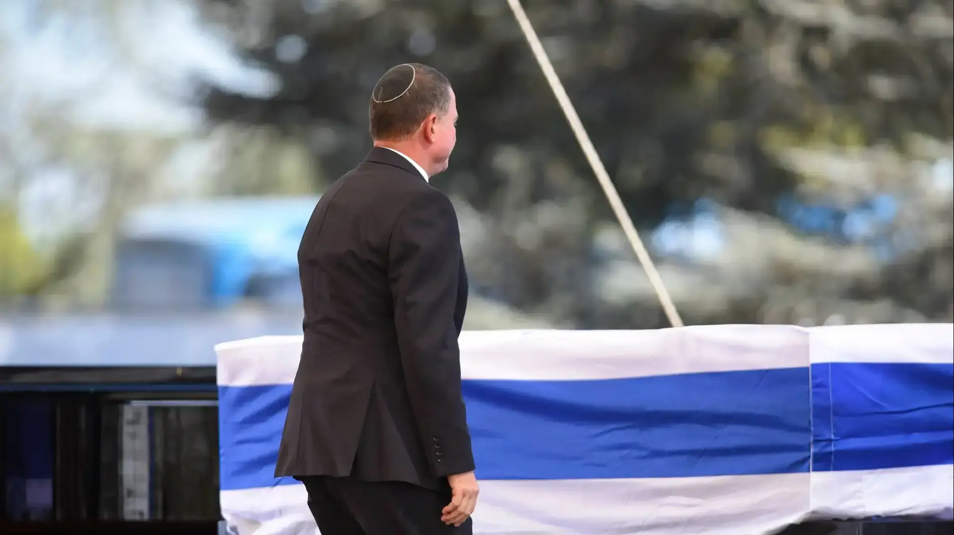 יולי אדלשטיין בהלוויתו של שמעון פרס, הר הרצל, ירושלים. ספטמבר 2016 יולי אדלשטיין בהלוויתו של שמעון פרס, הר הרצל, ירושלים. ספטמבר 2016
