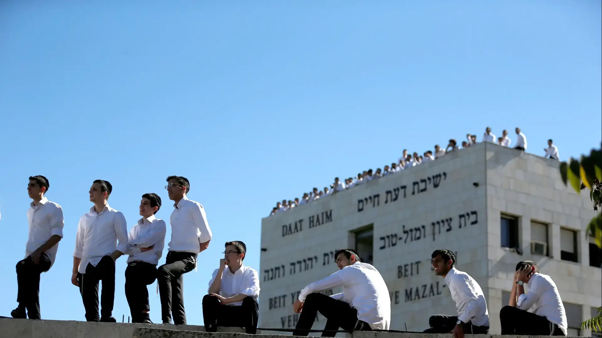 צעירים חרדים משקיפים על הלויתו של שמעון פרס בהר הרצל, ספטמבר 2016 צעירים חרדים משקיפים על הלויתו של שמעון פרס בהר הרצל, ספטמבר 2016