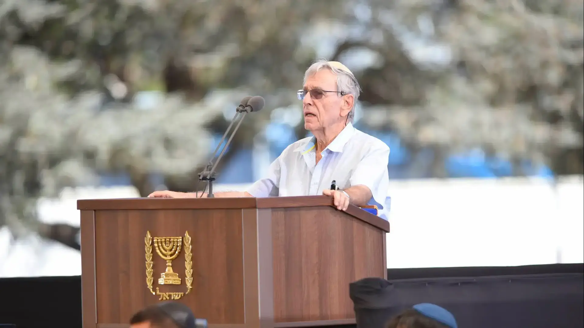 עמוס עוז בהלוויתו של שמעון פרס, הר הרצל, ירושלים. ספטמבר 2016 עמוס עוז בהלוויתו של שמעון פרס, הר הרצל, ירושלים. ספטמבר 2016